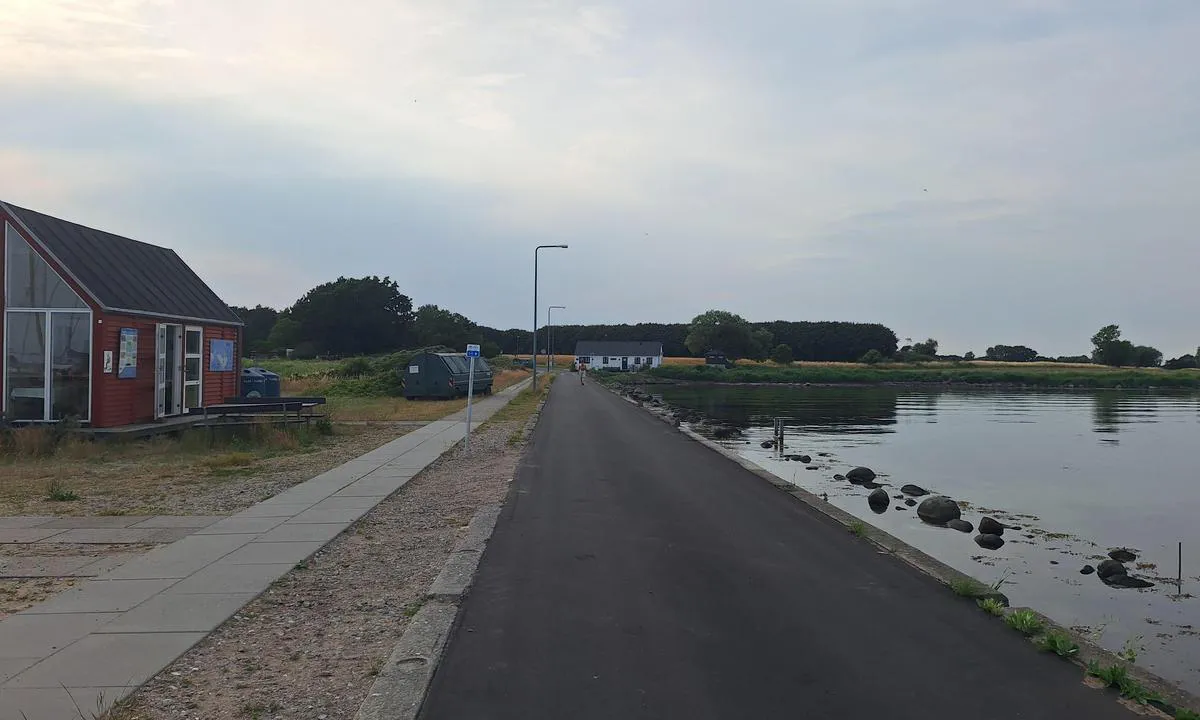 Drejø Havn: {"base": "en", "no": "Toalettbygningen i det fjerne", "se": "Toalettbyggnaden i fj\u00e4rran", "en": "The toiletbuilding in the distance", "da": "Toiletbygningen i det fjerne", "fr": "Le b\u00e2timent des toilettes au loin", "de": "Das Toilettengeb\u00e4ude in der Ferne", "es": "El edificio de aseos en la distancia", "it": "L'edificio dei servizi igienici in lontananza", "pt": "O edif\u00edcio sanit\u00e1rio ao longe", "nl": "Het toiletgebouw in de verte", "pl": "Budynek toalet w oddali", "uk": "\u0411\u0443\u0434\u0456\u0432\u043b\u044f \u0442\u0443\u0430\u043b\u0435\u0442\u0443 \u0432\u0434\u0430\u043b\u0438\u043d\u0456", "ro": "Cl\u0103direa toaletelor \u00een dep\u0103rtare", "tr": "Uzaktaki tuvalet binas\u0131", "el": "\u03a4\u03bf \u03ba\u03c4\u03ae\u03c1\u03b9\u03bf \u03c4\u03c9\u03bd \u03c4\u03bf\u03c5\u03b1\u03bb\u03b5\u03c4\u03ce\u03bd \u03c3\u03c4\u03bf\u03bd \u03bf\u03c1\u03af\u03b6\u03bf\u03bd\u03c4\u03b1", "cs": "Budova toalet v d\u00e1lce", "hu": "A t\u00e1volban l\u00e9v\u0151 v\u00e9c\u00e9\u00e9p\u00fclet", "fi": "Kauempana oleva wc-rakennus", "bg": "\u0422\u043e\u0430\u043b\u0435\u0442\u043d\u0430\u0442\u0430 \u0441\u0433\u0440\u0430\u0434\u0430 \u0432 \u0434\u0430\u043b\u0435\u0447\u0438\u043d\u0430\u0442\u0430", "sr": "Toaletna zgrada u daljini", "et": "Kaugel asuv tualettruum", "lv": "Tualetes \u0113ka att\u0101lum\u0101", "lt": "Tualet\u0173 pastatas tolumoje"}