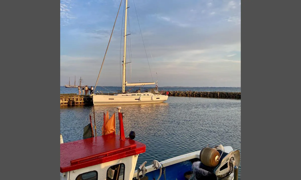 Drejø Havn: FIn havn, lang molo med gode fortøyningsmuligheter.