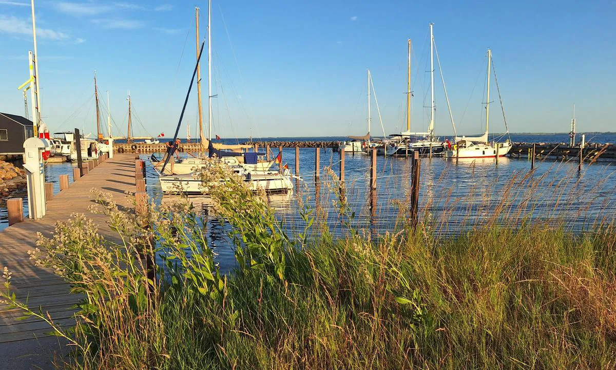 Drejø Havn: {"base": "en", "no": "\u00d8stbryggen er ny", "se": "\u00d6stpiren \u00e4r ny", "en": "The eastpier is new", "da": "\u00d8stpieren er ny", "fr": "La jet\u00e9e est est nouvelle", "de": "Der Ostpier ist neu", "es": "El muelle este es nuevo", "it": "Il molo est \u00e8 nuovo", "pt": "O cais leste \u00e9 novo", "nl": "De oostpier is nieuw", "pl": "Wschodni falochron jest nowy", "uk": "\u0421\u0445\u0456\u0434\u043d\u0438\u0439 \u043f\u0456\u0440\u0441 \u043d\u043e\u0432\u0438\u0439", "ro": "Estacada de est este nou\u0103", "tr": "Do\u011fu iskelesi yenidir", "el": "\u0397 \u03b1\u03bd\u03b1\u03c4\u03bf\u03bb\u03b9\u03ba\u03ae \u03b1\u03c0\u03bf\u03b2\u03ac\u03b8\u03c1\u03b1 \u03b5\u03af\u03bd\u03b1\u03b9 \u03ba\u03b1\u03b9\u03bd\u03bf\u03cd\u03c1\u03b3\u03b9\u03b1", "cs": "V\u00fdchodn\u00ed molo je nov\u00e9", "hu": "A keleti m\u00f3l\u00f3 \u00faj", "fi": "It\u00e4laituri on uusi", "bg": "\u0418\u0437\u0442\u043e\u0447\u043d\u0438\u044f\u0442 \u0432\u044a\u043b\u043d\u043e\u043b\u043e\u043c \u0435 \u043d\u043e\u0432", "sr": "Isto\u010dni mol je nov", "et": "Idak kai on uus", "lv": "Austrumu mols ir jauns", "lt": "Rytinis molas yra naujas"}