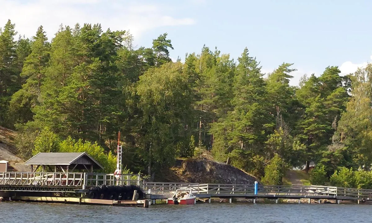 Duse Udde Camping: Her var det for grunt gor min seilbåt som stikker 168, den slo i bunnen. Mulig det er bedre lengere til venstre på brygga jeg lå ganske langt til høyre. Det er ikke bøyer der, man må ankre med føren mot brygga. Longside ikke mulig m seilbåt.