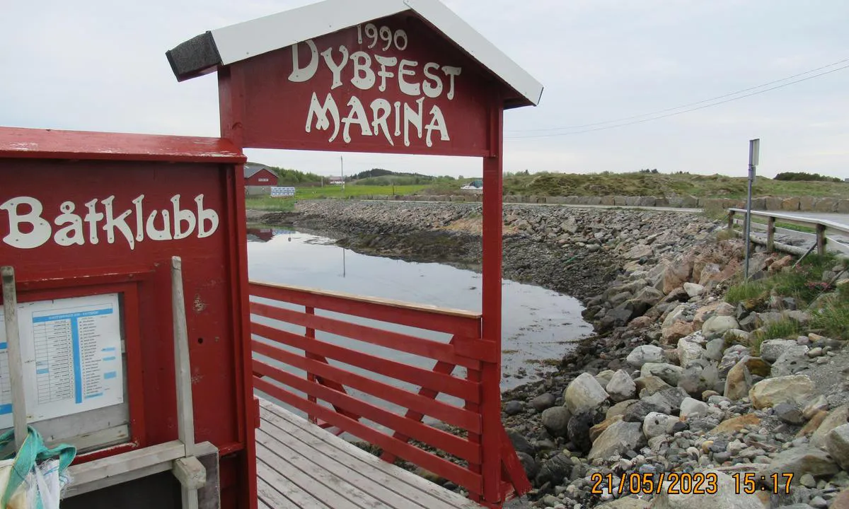 Dybfest Marina: Hei... portalen til nedgangen på "hoved-piren på marinan vår, et velstelt og veldrevet anlegg. Foto tatt av havneverten vår.
