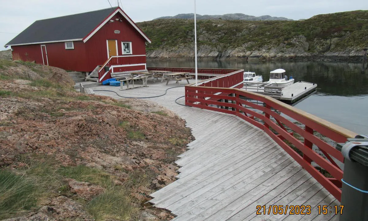 Dybfest Marina: Hei... et bilde av "plattingen" og uteområdet ved klubbhuset vårt. Et område hvor båtfolk og "andre folk" møtes om sommeren. Her er det rom for rekespising, kaffedrikking og en vals om det byr seg litt trekkspillmusikk. Mannskapet på ferja er servicevennlige og behjelpelig med div info om butikksenter, båtbutikk, Norges største Lama-farm o.l. Ellers er det fasiliteter for durs og wc i klubbhuset. Bildet tatt av havnevert Bjørn.