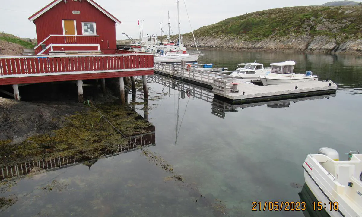 Dybfest Marina: Hei... her et bilde av klubbhuset og "nypiren" Er flere gjestebrygger her. Som man ser, havna er ikke stor men stille og rolig og lun i alle vindretninger. Innløpet til havna er utfordrene i sterke nordlige vinder. Derfor er det lønnsomt å melde din ankomst på forhånd på SMS til 41045373. Bildet tatt av havneverten.