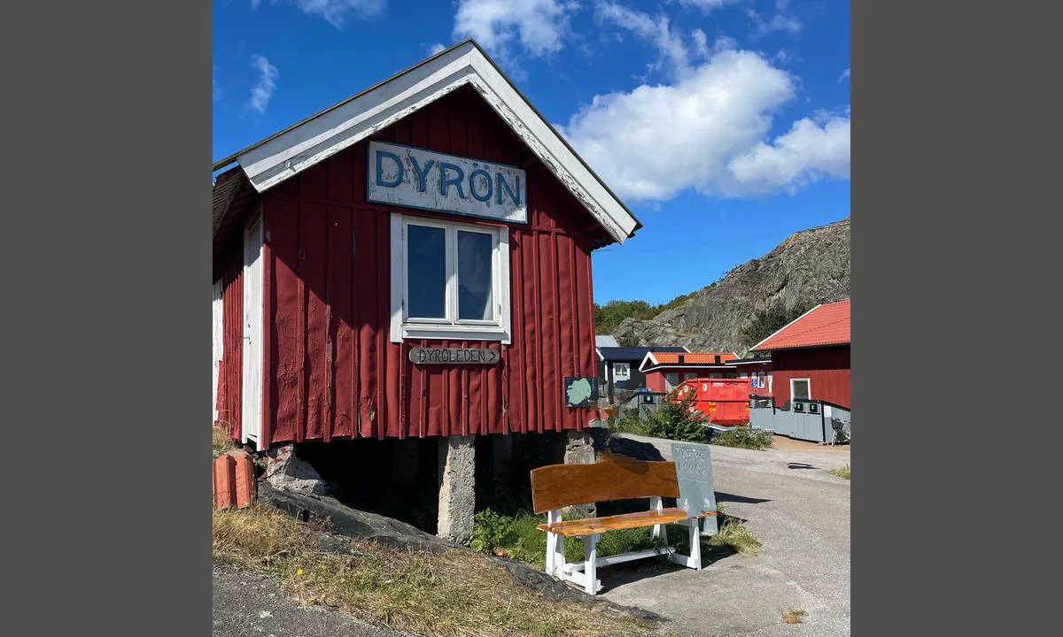Dyrön - Sydhamnen: En av de gamla sjöbodarna med miljöstationen i bakgrunden.