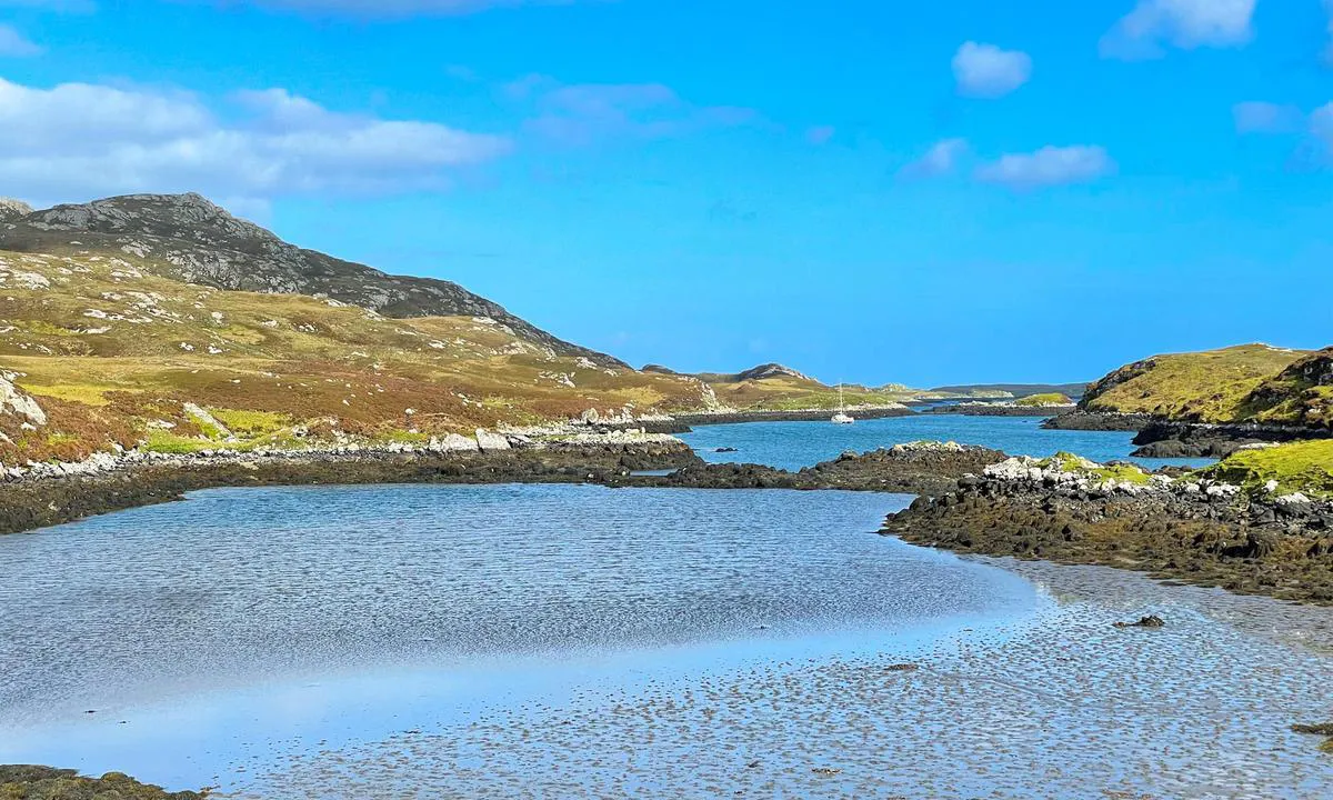 Eagle Pool: {"base": "en", "no": "Ser mot \u00f8st.", "se": "Tittar \u00f6sterut.", "en": "Looking East.", "da": "Kigger mod \u00f8st.", "fr": "Regardant vers l'Est.", "de": "Nach Osten schauen.", "es": "Mirando al Este.", "it": "Guardando verso Est.", "pt": "Olhando para o Leste.", "nl": "Kijkend naar het oosten.", "pl": "Patrz\u0105c na wsch\u00f3d.", "uk": "\u0414\u0438\u0432\u043b\u044f\u0447\u0438\u0441\u044c \u043d\u0430 \u0441\u0445\u0456\u0434.", "ro": "Privind spre Est.", "tr": "Do\u011fuya Bak\u0131\u015f.", "el": "\u039a\u03bf\u03b9\u03c4\u03ac\u03b6\u03bf\u03bd\u03c4\u03b1\u03c2 \u0391\u03bd\u03b1\u03c4\u03bf\u03bb\u03b9\u03ba\u03ac.", "cs": "Pohled na v\u00fdchod.", "hu": "Kelet fel\u00e9 n\u00e9zve.", "fi": "Katsoen it\u00e4\u00e4n.", "bg": "\u0413\u043b\u0435\u0434\u0430\u0439\u043a\u0438 \u043d\u0430 \u0438\u0437\u0442\u043e\u043a.", "sr": "Gledaju\u0107i ka istoku.", "et": "Vaade itta.", "lv": "Skatoties uz austrumiem.", "lt": "\u017dvelgiant \u012f rytus."}