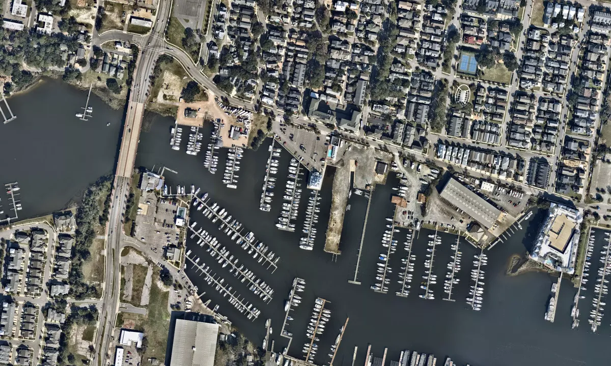 Flyfoto av East Beach Marina