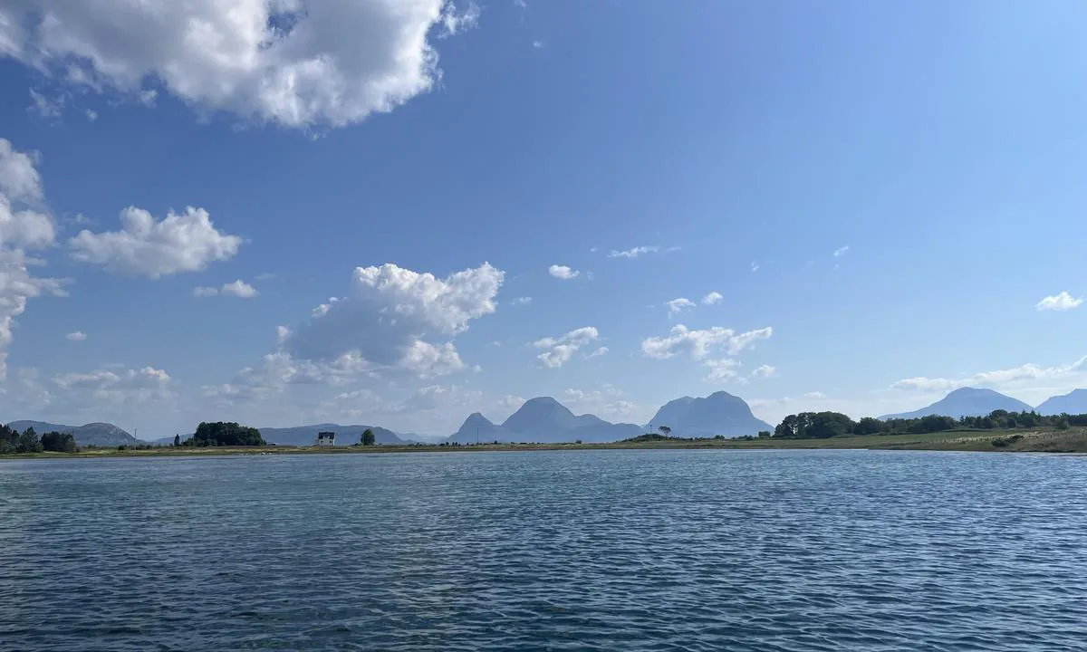 Edøyvalen: {"base": "no", "no": "Bilde tatt innover Ed\u00f8yvalen, mot Tustna.", "se": "Bild tagen in\u00e5t Ed\u00f8yvalen, mot Tustna.", "en": "Picture taken inwards towards Ed\u00f8yvalen, facing Tustna.", "da": "Billede taget indover Ed\u00f8yvalen, mod Tustna.", "fr": "Photo prise vers l'int\u00e9rieur d'Ed\u00f8yvalen, en direction de Tustna.", "de": "Bild aufgenommen in Richtung auf Ed\u00f8yvalen, in Richtung Tustna.", "es": "Imagen tomada hacia Ed\u00f8yvalen, en direcci\u00f3n a Tustna.", "it": "Immagine scattata verso Ed\u00f8yvalen, in direzione di Tustna.", "pt": "Imagem tirada em dire\u00e7\u00e3o a Ed\u00f8yvalen, em dire\u00e7\u00e3o a Tustna.", "nl": "Foto genomen landinwaarts Ed\u00f8yvalen, richting Tustna.", "pl": "Zdj\u0119cie zrobione w kierunku Ed\u00f8yvalen, w stron\u0119 Tustna.", "uk": "\u0417\u043e\u0431\u0440\u0430\u0436\u0435\u043d\u043d\u044f, \u0437\u0440\u043e\u0431\u043b\u0435\u043d\u0435 \u0432 \u043d\u0430\u043f\u0440\u044f\u043c\u043a\u0443 \u0415\u0434\u043e\u0439\u0432\u0430\u043b\u0435\u043d, \u0434\u043e \u0422\u0443\u0441\u0442\u043d\u0438.", "ro": "Imagine realizat\u0103 spre Ed\u00f8yvalen, c\u0103tre Tustna.", "tr": "Ed\u00f8yvalen'in i\u00e7ine, Tustna'ya do\u011fru \u00e7ekilmi\u015f bir resim.", "el": "\u0395\u03b9\u03ba\u03cc\u03bd\u03b1 \u03c0\u03bf\u03c5 \u03c4\u03c1\u03b1\u03b2\u03ae\u03c7\u03c4\u03b7\u03ba\u03b5 \u03c0\u03c1\u03bf\u03c2 \u03c4\u03b7\u03bd \u03b5\u03bd\u03b4\u03bf\u03c7\u03ce\u03c1\u03b1 \u03c4\u03bf\u03c5 Ed\u00f8yvalen, \u03c0\u03c1\u03bf\u03c2 Tustna.", "cs": "Obr\u00e1zek po\u0159\u00edzen\u00fd sm\u011brem dovnit\u0159 Ed\u00f8yvalen, sm\u011brem k Tustn\u011b.", "hu": "K\u00e9p Ed\u00f8yvalen fel\u00e9 n\u00e9zve, Tustna ir\u00e1ny\u00e1ba.", "fi": "Kuva otettu Ed\u00f8yvaleniin p\u00e4in, kohti Tustnaa.", "bg": "\u0421\u043d\u0438\u043c\u043a\u0430 \u043d\u0430\u043f\u0440\u0430\u0432\u0435\u043d\u0430 \u043d\u0430\u0432\u044a\u0442\u0440\u0435 \u043a\u044a\u043c Ed\u00f8yvalen, \u0441\u0440\u0435\u0449\u0443 Tustna.", "sr": "Fotografija snimljena prema unutra\u0161njosti Ed\u00f8yvalen, ka Tustni.", "et": "Pilt tehtud Ed\u00f8yvaleni sissepoole, Tustna suunas.", "lv": "<p>Att\u0113ls uz\u0146emts Ed\u00f8yvalen virzien\u0101, Tustnas salu priek\u0161\u0101.</p>", "lt": "Vaizdas link Ed\u00f8yvalen, link Tustna."}