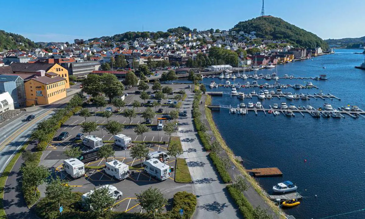 Her ser du gjestehavna og bobilparkeringen i Egersund. Plasseringen er midt i sentrum med korte avstander til. Restauranter, shopping, by nære turer og museum. Servicebygget ligger på kaien med alle fasiliteter .