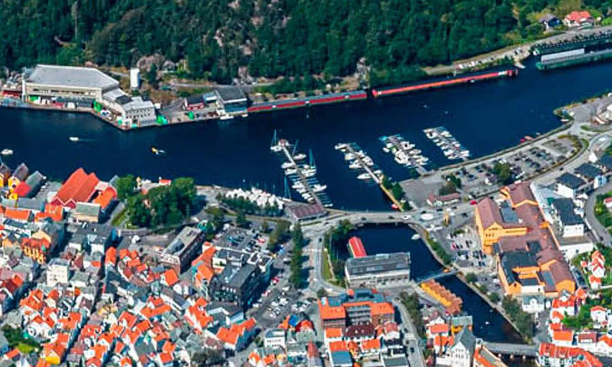 Egersund gjestehavn i hjerte av den fargerike trehusbyen Egersund. 
Fayancebyen Egersund eller Den fargerike trehusbyen Egersund i månelandskapet. Kjært barn har mange navn.