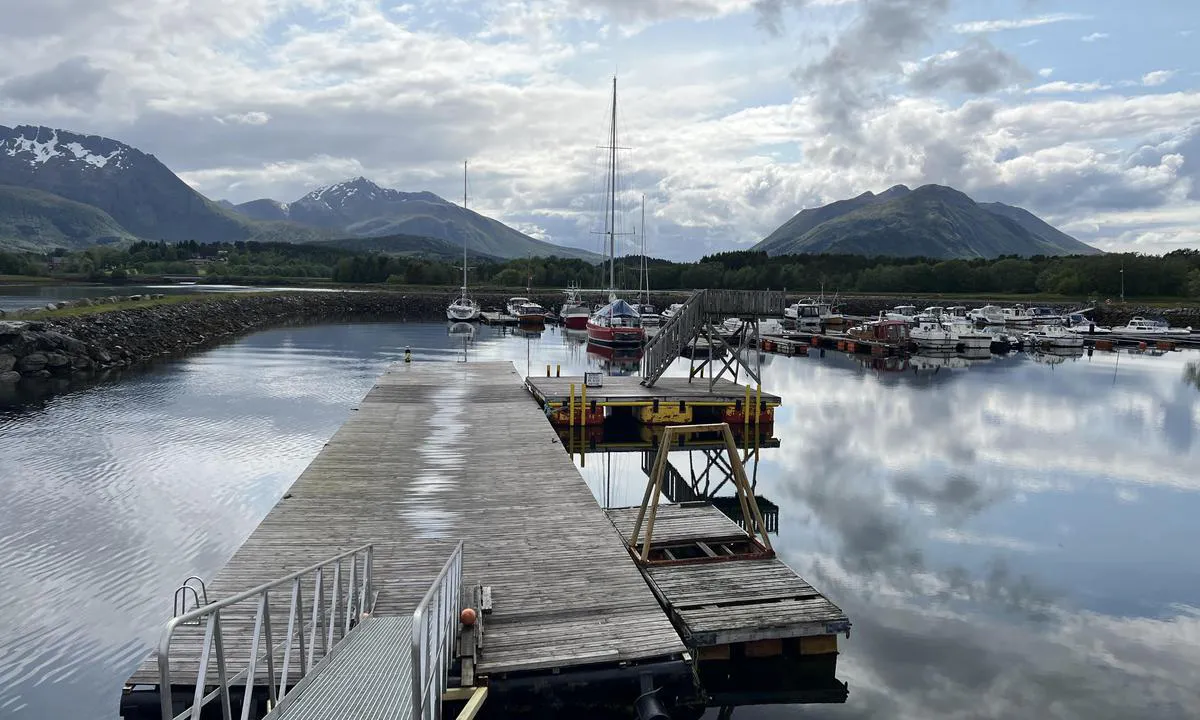 Eide Båthavn: {"base": "no", "no": "Hyggelig havn. Godt beskyttet. Fort\u00f8yning med ringer, ingen krysshold.", "se": "Trevlig hamn. V\u00e4l skyddad. F\u00f6rt\u00f6jning med ringar, inga kryssh\u00e5ll.", "en": "Pleasant harbour. Well protected. Mooring with rings, no cross winds.", "da": "Hyggelig havn. Godt beskyttet. Fort\u00f8jning med ringe, ingen krydshold.", "fr": "Port agr\u00e9able. Bien prot\u00e9g\u00e9. Amarrage avec des anneaux, pas de crochets.", "de": "Gem\u00fctlicher Hafen. Gut gesch\u00fctzt. Festmachen mit Ringen, keine Kreuzhalter.", "es": "Puerto agradable. Bien protegido. Amarre con anillos, sin retenido cruzado.", "it": "Porto accogliente. Ben protetto. Ormeggio con anelli, nessun elemento incrociato.", "pt": "Porto agrad\u00e1vel. Bem protegido. Amarra\u00e7\u00e3o com an\u00e9is, sem cruzetas.", "nl": "Gezellige haven. Goed beschermd. Aanmeren met ringen, geen kruislijnen.", "pl": "Przyjemny port. Dobrze zabezpieczony. Cumowanie z pier\u015bcieniami, brak skrzy\u017cowa\u0144 cum.", "uk": "\u041f\u0440\u0438\u0454\u043c\u043d\u0430 \u0433\u0430\u0432\u0430\u043d\u044c. \u0414\u043e\u0431\u0440\u0435 \u0437\u0430\u0445\u0438\u0449\u0435\u043d\u0430. \u0428\u0432\u0430\u0440\u0442\u0443\u0432\u0430\u043d\u043d\u044f \u0437 \u043a\u0456\u043b\u044c\u0446\u044f\u043c\u0438, \u0431\u0435\u0437 \u043f\u0435\u0440\u0435\u0445\u0440\u0435\u0441\u043d\u043e\u0433\u043e \u0442\u0440\u0438\u043c\u0430\u043d\u043d\u044f.", "ro": "Port prietenos. Bine protejat. Ancorare cu inele, f\u0103r\u0103 \u00eencruci\u0219\u0103ri.", "tr": "Ho\u015f liman. \u0130yi korunakl\u0131. Halka ile ba\u011flama, \u00e7apraz tutma yok.", "el": "\u0395\u03c5\u03c7\u03ac\u03c1\u03b9\u03c3\u03c4\u03bf \u03bb\u03b9\u03bc\u03ac\u03bd\u03b9. \u039a\u03b1\u03bb\u03ac \u03c0\u03c1\u03bf\u03c3\u03c4\u03b1\u03c4\u03b5\u03c5\u03bc\u03ad\u03bd\u03bf. \u03a0\u03c1\u03cc\u03c3\u03b4\u03b5\u03c3\u03b7 \u03bc\u03b5 \u03ba\u03c1\u03af\u03ba\u03bf\u03c5\u03c2, \u03c7\u03c9\u03c1\u03af\u03c2 \u03c3\u03c4\u03b1\u03c5\u03c1\u03c9\u03c4\u03ae \u03c3\u03c5\u03b3\u03ba\u03c1\u03ac\u03c4\u03b7\u03c3\u03b7.", "cs": "P\u0159\u00edjemn\u00fd p\u0159\u00edstav. Dob\u0159e chr\u00e1n\u011bn\u00fd. Uv\u00e1z\u00e1n\u00ed na kruhy, \u017e\u00e1dn\u00e9 k\u0159\u00ed\u017eov\u00e9 dr\u017een\u00ed.", "hu": "Kedves kik\u00f6t\u0151. J\u00f3l v\u00e9dett. R\u00f6gz\u00edt\u00e9s gy\u0171r\u0171kkel, keresztir\u00e1ny\u00fa tart\u00e1s n\u00e9lk\u00fcl.", "fi": "Miellytt\u00e4v\u00e4 satama. Hyvin suojattu. Kiinnitys rinkuloilla, ei ristik\u00f6ysi\u00e4.", "bg": "\u041f\u0440\u0438\u044f\u0442\u043d\u043e \u043f\u0440\u0438\u0441\u0442\u0430\u043d\u0438\u0449\u0435. \u0414\u043e\u0431\u0440\u0435 \u0437\u0430\u0449\u0438\u0442\u0435\u043d\u043e. \u0412\u0440\u044a\u0437\u0432\u0430\u043d\u0435 \u0441 \u0445\u0430\u043b\u043a\u0438, \u0431\u0435\u0437 \u043d\u0430\u043f\u0440\u0435\u0447\u043d\u0438 \u043a\u0440\u0435\u043f\u0435\u0436\u0438.", "sr": "Prijatna luka. Dobro za\u0161ti\u0107ena. Privezivanje sa prstenovima, bez ukr\u0161tenih linija.", "et": "M\u00f5nus sadam. H\u00e4sti kaitstud. Kinnitumine r\u00f5ngastega, ilma ristpidamiseta.", "lv": "Jauka osta. Labi aizsarg\u0101ta. Piestiprin\u0101\u0161ana ar gredzeniem, bez \u0161\u0137\u0113rssien\u0101m.", "lt": "Jaukus uostas. Gerai apsaugotas. \u0160vartavimasis su \u017eiedais, be kry\u017emini\u0173 tvirtinim\u0173."}
