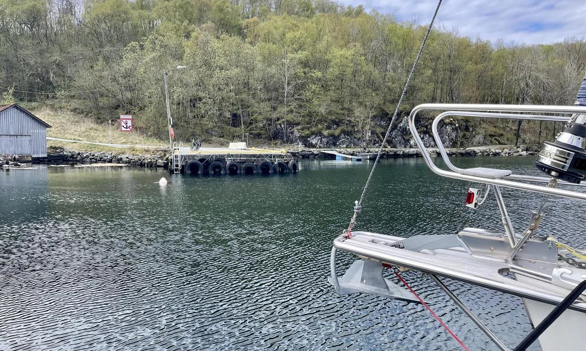Eidsvåg - Fogn: Offentlig kai med plass til et par båter.