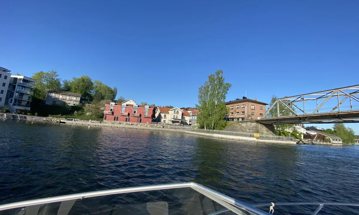 Spisested i Eidsvoll med gjestebrygge.