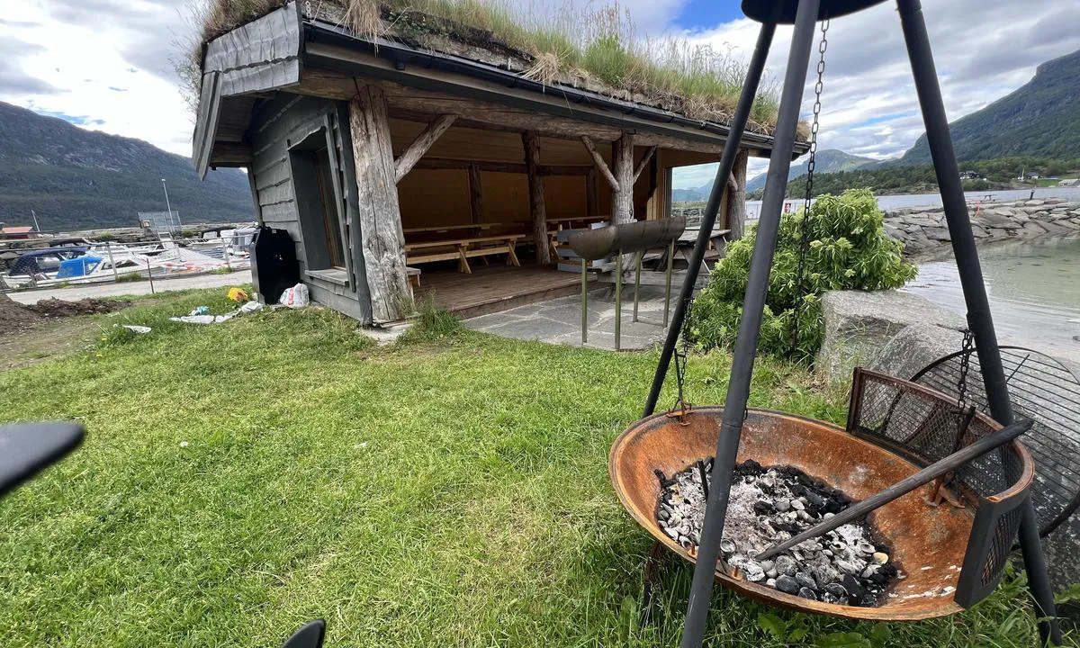 Eikefjord: {"base": "no", "no": "Grillae og b\u00e5lpanne.", "se": "Grillplatser och eldst\u00e4der.", "en": "Grill area and fire pan.", "da": "Grillpladser og b\u00e5lsted."}