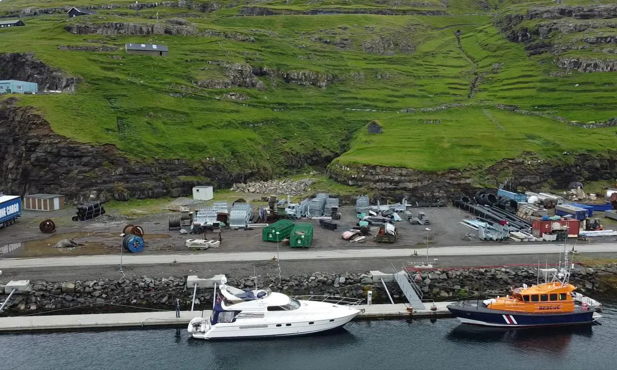 Eioi Harbour: Flytebryggen for gjester og redningsskøyte.  Det er også mulig å ligge på utsiden av flytebrygge til høyre med en gang du kommer inn i havnen.