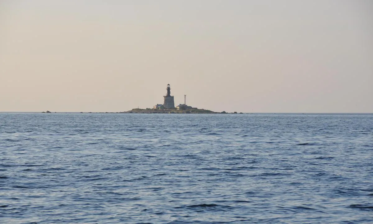 Navigation is easy compared to Finland, this is only light house island before entering the Eisma harbour. Be very careful to keep out from Russian waters, you have to go around to west, then navigate to east around Russian waters, if you sail from east coast of FInland to Eisma.