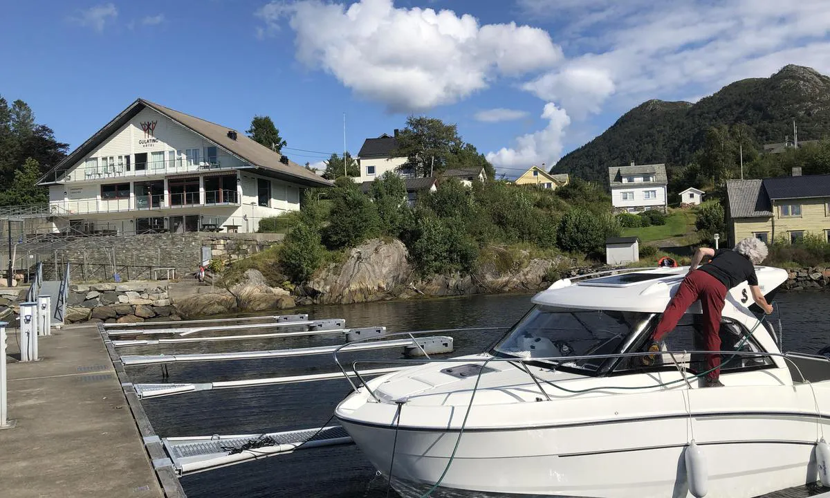 Eivindvik gjestehavn, noe slitt uten strøm. Ved siden av ligger Gulating Hotellbrygge hvor det er båser med strøm og vann.