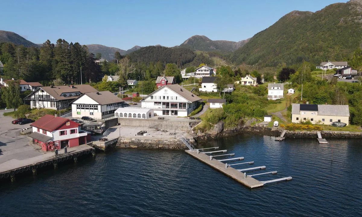 Eivindvik Gjestehavn: The floating dock outside hotel are also guest marina.