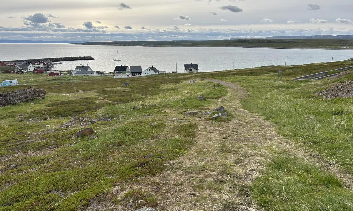 Ekkerøy: {"base": "no", "no": "Havna sett fra h\u00f8ydedraget \u00f8st for havna", "se": "Hamnen sedd fr\u00e5n h\u00f6jdryggen \u00f6ster om hamnen", "en": "The harbour seen from the ridge east of the harbour", "da": "Havnen set fra h\u00f8jdedraget \u00f8st for havnen", "fr": "Le port vu de la cr\u00eate \u00e0 l'est du port", "de": "Der Hafen, gesehen vom H\u00f6henzug \u00f6stlich des Hafens", "es": "El puerto visto desde la elevaci\u00f3n al este del puerto", "it": "Il porto visto dalla cresta a est del porto", "pt": "O porto visto da eleva\u00e7\u00e3o a leste do porto", "nl": "De haven gezien vanaf de heuvelrug ten oosten van de haven", "pl": "Przysta\u0144 widziana ze wzg\u00f3rza na wsch\u00f3d od przystani", "uk": "\u0413\u0430\u0432\u0430\u043d\u044c \u0437 \u0432\u0438\u0441\u043e\u0447\u0438\u043d\u0438 \u043d\u0430 \u0441\u0445\u0456\u0434 \u0432\u0456\u0434 \u0433\u0430\u0432\u0430\u043d\u0456", "ro": "Portul v\u0103zut de pe creasta de la est de port", "tr": "Liman do\u011fusundaki y\u00fckseklikten liman\u0131n g\u00f6r\u00fcn\u00fcm\u00fc", "el": "\u03a4\u03bf \u03bb\u03b9\u03bc\u03ac\u03bd\u03b9 \u03cc\u03c0\u03c9\u03c2 \u03c6\u03b1\u03af\u03bd\u03b5\u03c4\u03b1\u03b9 \u03b1\u03c0\u03cc \u03c4\u03bf\u03bd \u03bb\u03cc\u03c6\u03bf \u03b1\u03bd\u03b1\u03c4\u03bf\u03bb\u03b9\u03ba\u03ac \u03c4\u03bf\u03c5 \u03bb\u03b9\u03bc\u03b1\u03bd\u03b9\u03bf\u03cd", "cs": "P\u0159\u00edstav vid\u011bn\u00fd z vyv\u00fd\u0161eniny na v\u00fdchod od p\u0159\u00edstavu", "hu": "A kik\u00f6t\u0151 a kik\u00f6t\u0151t\u0151l keletre fekv\u0151 magaslatr\u00f3l n\u00e9zve", "fi": "Satama it\u00e4puoliselta kukkulalta katsottuna", "bg": "\u041f\u0440\u0438\u0441\u0442\u0430\u043d\u0438\u0449\u0435\u0442\u043e, \u0433\u043b\u0435\u0434\u0430\u043d\u043e \u043e\u0442 \u0432\u044a\u0437\u0432\u0438\u0448\u0435\u043d\u0438\u0435\u0442\u043e \u0438\u0437\u0442\u043e\u0447\u043d\u043e \u043e\u0442 \u043f\u0440\u0438\u0441\u0442\u0430\u043d\u0438\u0449\u0435\u0442\u043e", "sr": "\u041b\u0443\u043a\u0430 \u0433\u043b\u0435\u0434\u0430\u043d\u0430 \u0441\u0430 \u0431\u0440\u0434\u0430 \u0438\u0441\u0442\u043e\u0447\u043d\u043e \u043e\u0434 \u043b\u0443\u043a\u0435", "et": "Sadamat vaadates idapoolt sadamak\u00f5rgendikult", "lv": "Osta, skat\u012bta no augstienes uz austrumiem no ostas", "lt": "Uostas matomas i\u0161 kalvos, esan\u010dios \u012f rytus nuo uosto"}