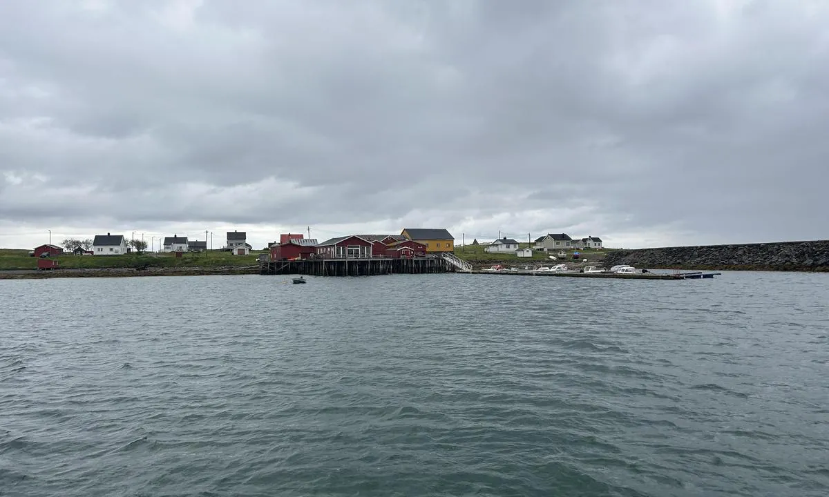 Ekkerøy: {"base": "no", "no": "Flytebrygga sett fra svaiplass. Mulig \u00e5 legge til lingvister", "se": "Flytbryggan sett fr\u00e5n svajplats. M\u00f6jligt att l\u00e4gga till lingvister", "en": "\u0003<html>Floating dock viewed from the swing area. Possible to dock linguists</html>", "da": "Flydebroen set fra svajeplads. Muligt at l\u00e6gge til lingvister", "fr": "Vue depuis la zone de giration vers le ponton flottant. Amarrage possible pour les linguistes", "de": "Der Schwimmsteg vom Schwojenplatz aus gesehen. M\u00f6glichkeit zum Anlegen f\u00fcr Linguisten.", "es": "El muelle flotante visto desde el \u00e1rea de giro. Es posible amarrar ling\u00fcistas", "it": "La banchina galleggiante vista dalla zona di oscillazione. Possibile attraccare linguisti.", "pt": "Pont\u00e3o flutuante visto da \u00e1rea de ancoragem. Poss\u00edvel atracar linguistas", "nl": "De drijvende steiger gezien vanaf de draaiplaats. Mogelijk om aan te leggen voor lingvisten", "pl": "Pomost p\u0142ywaj\u0105cy widziany z kotwicowiska. Mo\u017cliwo\u015b\u0107 cumowania lingwist\u00f3w", "uk": "<p>\u041f\u043b\u0430\u0432\u0443\u0447\u0438\u0439 \u043f\u0440\u0438\u0447\u0430\u043b, \u0432\u0438\u0434 \u0437 \u043c\u0456\u0441\u0446\u044f \u043a\u0440\u0456\u043f\u043b\u0435\u043d\u043d\u044f. \u041c\u043e\u0436\u043b\u0438\u0432\u043e \u043f\u0440\u0438\u0447\u0430\u043b\u0438\u0442\u0438 \u043b\u0456\u043d\u0433\u0432\u0456\u0441\u0442\u0456\u0432</p>", "ro": "Pontonul plutitor v\u0103zut din zona de ancorare. Posibil de acostare pentru lingvi\u0219ti.", "tr": "Y\u00fczer iskele d\u00f6ng\u00fc pozisyonundan g\u00f6r\u00fcld\u00fc. Dilbilimcileri ba\u011flamak m\u00fcmk\u00fcn", "el": "\u0397 \u03c0\u03bb\u03c9\u03c4\u03ae \u03b1\u03c0\u03bf\u03b2\u03ac\u03b8\u03c1\u03b1 \u03c6\u03b1\u03af\u03bd\u03b5\u03c4\u03b1\u03b9 \u03b1\u03c0\u03cc \u03c4\u03bf\u03bd \u03c7\u03ce\u03c1\u03bf \u03b5\u03bb\u03b5\u03cd\u03b8\u03b5\u03c1\u03b7\u03c2 \u03b1\u03b9\u03ce\u03c1\u03b7\u03c3\u03b7\u03c2. \u0394\u03c5\u03bd\u03b1\u03c4\u03cc\u03c4\u03b7\u03c4\u03b1 \u03c0\u03c1\u03cc\u03c3\u03b4\u03b5\u03c3\u03b7\u03c2 \u03b3\u03bb\u03c9\u03c3\u03c3\u03bf\u03bb\u03cc\u03b3\u03c9\u03bd", "cs": "Plovouc\u00ed molo vid\u011bn\u00e9 z kotvi\u0161t\u011b. Mo\u017en\u00e9 p\u0159ist\u00e1n\u00ed lingvist\u016f", "hu": "A lebeg\u0151 kik\u00f6t\u0151hely n\u00e9zete a mooring ter\u00fcletr\u0151l. Nyelv\u00e9szek sz\u00e1m\u00e1ra is lehets\u00e9ges a kik\u00f6t\u00e9s", "fi": "Laiturilla n\u00e4hty k\u00e4\u00e4ntymispaikalta. Mahdollista kiinnitty\u00e4 lingvistit", "bg": "\u041f\u043b\u0430\u0432\u0430\u0449\u0438\u044f\u0442 \u043a\u0435\u0439, \u0432\u0438\u0434\u044f\u043d \u043e\u0442 \u043c\u044f\u0441\u0442\u043e\u0442\u043e \u0437\u0430 \u0432\u044a\u0440\u0442\u0435\u043d\u0435. \u0412\u044a\u0437\u043c\u043e\u0436\u043d\u043e \u0435 \u0434\u0430 \u0441\u0435 \u0430\u043a\u043e\u0441\u0442\u0438\u0440\u0430\u0442 \u043b\u0438\u043d\u0433\u0432\u0438\u0441\u0442\u0438.", "sr": "\u041f\u043b\u0443\u0442\u0430\u0458\u0443\u045b\u0438 \u043c\u043e\u043b \u0432\u0438\u0452\u0435\u043d \u0441\u0430 \u043c\u0435\u0441\u0442\u0430 \u0437\u0430 \u0459\u0443\u0459\u0430\u045a\u0435. \u041c\u043e\u0433\u0443\u045b\u0435 \u043f\u0440\u0438\u0441\u0442\u0430\u0442\u0438 \u043b\u0438\u043d\u0433\u0432\u0438\u0441\u0442\u0438\u043c\u0430", "et": "Ujuvkai n\u00e4htud s\u00f5idu ulatuse kohast. V\u00f5imalik silduda lingvistidele", "lv": "Peldb\u0101ka, kas redzama no nob\u012bdes vietas. Iesp\u0113jams piebraukt lingvistiem", "lt": "Pl\u016bduriuojantis prieplauka matomas nuo navigacijos vietos. Galima prisijungti prie lingvist\u0173"}