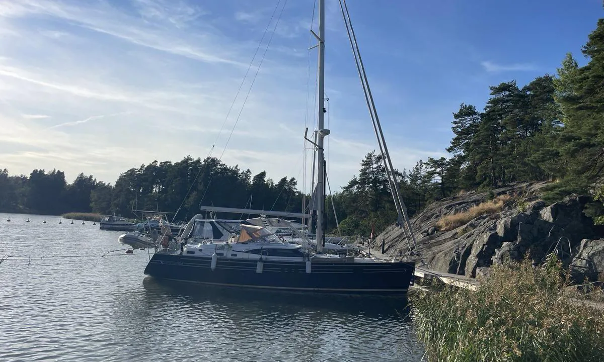 Elisaari: {"base": "en", "no": "Fort\u00f8yning er for det meste akterb\u00f8ye og brygge. Noen langsmed-plasser er tilgjengelige i midten.", "se": "Mooring \u00e4r mestadels med akterboj och ponton. N\u00e5gra l\u00e4ngsplatser \u00e4r tillg\u00e4ngliga i mitten.", "en": "Mooring is mostly aft buoy and pontoon. Some along places are available in the middle.", "da": "Fort\u00f8jning er for det meste agter til b\u00f8je og ponton. Nogle langsides pladser er tilg\u00e6ngelige i midten.", "fr": "L'amarrage se fait principalement sur bou\u00e9e arri\u00e8re et ponton. Quelques places lat\u00e9rales sont disponibles au milieu.", "de": "Das Festmachen erfolgt haupts\u00e4chlich am Achterpfahl und Ponton. Es gibt einige L\u00e4ngspl\u00e4tze in der Mitte.", "es": "El amarre es principalmente en boya de popa y pont\u00f3n. Algunos lugares de costado est\u00e1n disponibles en el medio.", "it": "L'ormeggio \u00e8 principalmente alla boa a poppa e sul pontile. Alcuni posti lungo sono disponibili al centro.", "pt": "A amarra\u00e7\u00e3o \u00e9 principalmente em boia de popa e pont\u00e3o. Alguns lugares ao longo est\u00e3o dispon\u00edveis no meio.", "nl": "Aanmeren is meestal aan een achterboei en ponton. Enkele ligplaatsen langs de zijkant zijn beschikbaar in het midden.", "pl": "Cumowanie g\u0142\u00f3wnie do boi rufowej i na p\u0142ywaj\u0105cym pomo\u015bcie. Kilka miejsc burtowych dost\u0119pnych jest w \u015brodku.", "uk": "\u0428\u0432\u0430\u0440\u0442\u0443\u0432\u0430\u043d\u043d\u044f \u0437\u0434\u0435\u0431\u0456\u043b\u044c\u0448\u043e\u0433\u043e \u0437\u0434\u0456\u0439\u0441\u043d\u044e\u0454\u0442\u044c\u0441\u044f \u043a\u043e\u0440\u043c\u043e\u044e \u0434\u043e \u0431\u0443\u044f \u0430\u0431\u043e \u043f\u043e\u043d\u0442\u043e\u043d\u0443. \u0414\u0435\u043a\u0456\u043b\u044c\u043a\u0430 \u043c\u0456\u0441\u0446\u044c \u0432\u0437\u0434\u043e\u0432\u0436 \u0434\u043e\u0441\u0442\u0443\u043f\u043d\u0456 \u043f\u043e\u0441\u0435\u0440\u0435\u0434\u0438\u043d\u0456.", "ro": "Amararea se face \u00een principal la geamandur\u0103 de pupa \u0219i ponton. Sunt disponibile c\u00e2teva locuri pe lung \u00een mijloc.", "tr": "Demirleme \u00e7o\u011funlukla k\u0131\u00e7tan baba ve pontondur. Orta k\u0131s\u0131mda baz\u0131 yan yana yerler mevcuttur.", "el": "\u039f \u03b5\u03bb\u03bb\u03b9\u03bc\u03b5\u03bd\u03b9\u03c3\u03bc\u03cc\u03c2 \u03b3\u03af\u03bd\u03b5\u03c4\u03b1\u03b9 \u03ba\u03c5\u03c1\u03af\u03c9\u03c2 \u03bc\u03b5 \u03c0\u03c1\u03c5\u03bc\u03bd\u03b9\u03ac\u03b4\u03b5\u03c2 \u03ba\u03b1\u03b9 \u03c3\u03b5 \u03c0\u03cc\u03bd\u03c4\u03bf\u03bd. \u03a5\u03c0\u03ac\u03c1\u03c7\u03bf\u03c5\u03bd \u03b4\u03b9\u03b1\u03b8\u03ad\u03c3\u03b9\u03bc\u03b5\u03c2 \u03ba\u03ac\u03c0\u03bf\u03b9\u03b5\u03c2 \u03b8\u03ad\u03c3\u03b5\u03b9\u03c2 \u03c3\u03c4\u03bf \u03bc\u03ad\u03c3\u03bf\u03bd.", "cs": "Kotven\u00ed je v\u011bt\u0161inou za z\u00e1\u010fov\u00fd b\u00f3j a ponton. N\u011bkter\u00e1 m\u00edsta pod\u00e9l jsou k dispozici uprost\u0159ed.", "hu": "A kik\u00f6t\u00e9s t\u00f6bbnyire farb\u00f3j\u00e1hoz \u00e9s m\u00f3l\u00f3hoz t\u00f6rt\u00e9nik. N\u00e9h\u00e1ny hosszanti hely k\u00f6z\u00e9pen el\u00e9rhet\u0151.", "fi": "Kiinnittyminen on enimm\u00e4kseen per\u00e4poijuun ja ponttooniin. Joitakin pitkitt\u00e4iskiinnityspaikkoja on keskell\u00e4 saatavilla.", "bg": "\u0428\u0432\u0430\u0440\u0442\u043e\u0432\u0430\u043d\u0435\u0442\u043e \u0435 \u043f\u0440\u0435\u0434\u0438\u043c\u043d\u043e \u043d\u0430 \u043a\u044a\u0440\u043c\u043e\u0432 \u0431\u0443\u0439 \u0438 \u043f\u043e\u043d\u0442\u043e\u043d. \u041d\u044f\u043a\u043e\u0438 \u043c\u0435\u0441\u0442\u0430 \u0437\u0430 \u0443\u0441\u043f\u043e\u0440\u0435\u0434\u043d\u043e \u0448\u0432\u0430\u0440\u0442\u043e\u0432\u0430\u043d\u0435 \u0441\u0430 \u043d\u0430\u043b\u0438\u0447\u043d\u0438 \u0432 \u0441\u0440\u0435\u0434\u0430\u0442\u0430.", "sr": "Privez se uglavnom obavlja krmenim bovom i pontonom. Na sredini su dostupna neka veza du\u017e obale.", "et": "Kinnitumine toimub peamiselt ahtri poi ja pontooni k\u00fclge. Keskel on saadaval m\u00f5ned k\u00fclgkinnituse kohad.", "lv": "Stiprin\u0101\u0161ana notiek galvenok\u0101rt pie paka\u013cgala bojas un pontona. Da\u017eas vietas pa vidu ir pieejamas.", "lt": "\u0160vartavimas da\u017eniausiai yra prie galin\u0117s bojos ir pontono. Viduryje yra keletas \u0161onini\u0173 viet\u0173."}