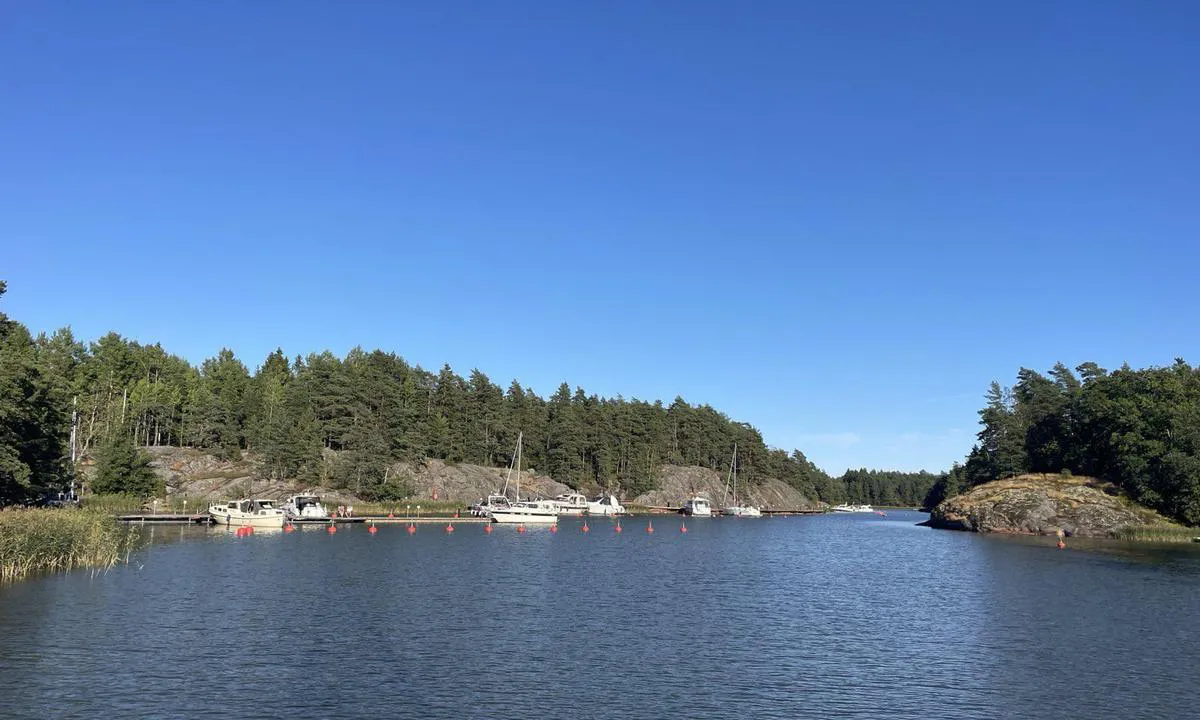 Elisaari: {"base": "en", "no": "Den f\u00f8rste flytebryggen (nord) ligger ved kafeen og fasilitetene og tilbyr b\u00f8yer p\u00e5 begge sider. Noen langside fort\u00f8yningsplasser er tilgjengelige i midten.", "se": "Den f\u00f6rsta pontonen (norr) ligger vid caf\u00e9et och faciliteterna och erbjuder bojar p\u00e5 b\u00e5da sidor. N\u00e5gra l\u00e4ngsg\u00e5ende f\u00f6rt\u00f6jningsplatser finns tillg\u00e4ngliga i mitten.", "en": "The first pontoon (north) is located by the caf\u00e9 and the facilities and offer buoys on both side.\r\nSome along side mooring places are available in the middle.", "da": "Den f\u00f8rste ponton (nord) er beliggende ved caf\u00e9en og faciliteterne og tilbyder b\u00f8jer p\u00e5 begge sider.<br>Nogle langsg\u00e5ende fort\u00f8jningspladser er tilg\u00e6ngelige i midten.", "fr": "Le premier ponton (nord) est situ\u00e9 pr\u00e8s du caf\u00e9 et des installations et offre des bou\u00e9es de chaque c\u00f4t\u00e9. Certains emplacements d'amarrage c\u00f4te \u00e0 c\u00f4te sont disponibles au milieu.", "de": "Der erste Ponton (Norden) befindet sich beim Caf\u00e9 und den Einrichtungen und bietet Bojen auf beiden Seiten. Einige L\u00e4ngsseitsliegepl\u00e4tze sind in der Mitte verf\u00fcgbar.", "es": "El primer pont\u00f3n (norte) se encuentra junto al caf\u00e9 y las instalaciones, y ofrece boyas a ambos lados. Algunos lugares para amarrar de costado est\u00e1n disponibles en el centro.", "it": "Il primo pontile (nord) si trova vicino al caff\u00e8 e alle strutture e offre boe su entrambi i lati. Alcuni posti di ormeggio lungo il lato sono disponibili al centro.", "pt": "O primeiro pont\u00e3o (norte) est\u00e1 localizado junto ao caf\u00e9 e \u00e0s instala\u00e7\u00f5es e oferece boias em ambos os lados. Alguns lugares de atraca\u00e7\u00e3o ao lado est\u00e3o dispon\u00edveis no meio.", "nl": "De eerste ponton (noord) bevindt zich bij het caf\u00e9 en de voorzieningen en biedt aan beide zijden boeien aan. Enkele langs de zij ligplaatsen zijn beschikbaar in het midden.", "pl": "Pierwsza boja (p\u00f3\u0142nocna) znajduje si\u0119 przy kawiarni i obiektach i oferuje boje po obu stronach. W \u015brodku dost\u0119pne s\u0105 miejsca do cumowania wzd\u0142u\u017c burty.", "uk": "\u041f\u0435\u0440\u0448\u0438\u0439 \u043f\u043e\u043d\u0442\u043e\u043d (\u043f\u0456\u0432\u043d\u0456\u0447\u043d\u0438\u0439) \u0440\u043e\u0437\u0442\u0430\u0448\u043e\u0432\u0430\u043d\u0438\u0439 \u0431\u0456\u043b\u044f \u043a\u0430\u0444\u0435 \u0442\u0430 \u0437\u0440\u0443\u0447\u043d\u043e\u0441\u0442\u0435\u0439 \u0456 \u043f\u0440\u043e\u043f\u043e\u043d\u0443\u0454 \u0431\u0443\u0457 \u0437 \u043e\u0431\u043e\u0445 \u0441\u0442\u043e\u0440\u0456\u043d. \u0414\u0435\u044f\u043a\u0456 \u043c\u0456\u0441\u0446\u044f \u0434\u043b\u044f \u0448\u0432\u0430\u0440\u0442\u0443\u0432\u0430\u043d\u043d\u044f \u0432\u0437\u0434\u043e\u0432\u0436 \u0431\u043e\u0440\u0442\u0443 \u0434\u043e\u0441\u0442\u0443\u043f\u043d\u0456 \u043f\u043e\u0441\u0435\u0440\u0435\u0434\u0438\u043d\u0456.", "ro": "Primul ponton (nordic) este situat l\u00e2ng\u0103 cafenea \u0219i facilit\u0103\u021bi \u0219i ofer\u0103 geamanduri de ambele p\u0103r\u021bi. \u00cen mijloc sunt disponibile c\u00e2teva locuri de acostare.", "tr": "\u0130lk ponton (kuzey) kafe ve tesislerin yan\u0131nda yer al\u0131r ve her iki taraf\u0131nda \u015famand\u0131ralar sunar. Ortada baz\u0131 yan yana ba\u011flama yerleri mevcuttur.", "el": "\u0397 \u03c0\u03c1\u03ce\u03c4\u03b7 \u03c0\u03bb\u03c9\u03c4\u03ae \u03b5\u03b3\u03ba\u03b1\u03c4\u03ac\u03c3\u03c4\u03b1\u03c3\u03b7 (\u03b2\u03cc\u03c1\u03b5\u03b9\u03b1) \u03b2\u03c1\u03af\u03c3\u03ba\u03b5\u03c4\u03b1\u03b9 \u03ba\u03bf\u03bd\u03c4\u03ac \u03c3\u03c4\u03bf \u03ba\u03b1\u03c6\u03ad \u03ba\u03b1\u03b9 \u03c4\u03b9\u03c2 \u03b5\u03b3\u03ba\u03b1\u03c4\u03b1\u03c3\u03c4\u03ac\u03c3\u03b5\u03b9\u03c2 \u03ba\u03b1\u03b9 \u03c0\u03c1\u03bf\u03c3\u03c6\u03ad\u03c1\u03b5\u03b9 \u03c3\u03b7\u03bc\u03b5\u03af\u03b1 \u03c0\u03c1\u03cc\u03c3\u03b4\u03b5\u03c3\u03b7\u03c2 \u03ba\u03b1\u03b9 \u03c3\u03c4\u03b9\u03c2 \u03b4\u03cd\u03bf \u03c0\u03bb\u03b5\u03c5\u03c1\u03ad\u03c2.<br> \u039a\u03ac\u03c0\u03bf\u03b9\u03bf\u03b9 \u03c7\u03ce\u03c1\u03bf\u03b9 \u03b3\u03b9\u03b1 \u03c0\u03b1\u03c1\u03ac\u03bb\u03bb\u03b7\u03bb\u03b7 \u03c0\u03bb\u03b1\u03b3\u03b9\u03bf\u03b4\u03ad\u03c4\u03b7\u03c3\u03b7 \u03b5\u03af\u03bd\u03b1\u03b9 \u03b4\u03b9\u03b1\u03b8\u03ad\u03c3\u03b9\u03bc\u03bf\u03b9 \u03c3\u03c4\u03bf \u03bc\u03ad\u03c3\u03bf.", "cs": "Prvn\u00ed ponton (sever) se nach\u00e1z\u00ed u kav\u00e1rny a za\u0159\u00edzen\u00ed a nab\u00edz\u00ed b\u00f3je na obou stran\u00e1ch. N\u011bkter\u00e1 m\u00edsta pro bo\u010dn\u00ed kotven\u00ed jsou k dispozici uprost\u0159ed.", "hu": "Az els\u0151 ponton (\u00e9szakon) a k\u00e1v\u00e9z\u00f3 \u00e9s a l\u00e9tes\u00edtm\u00e9nyek mellett tal\u00e1lhat\u00f3, \u00e9s mindk\u00e9t oldalon b\u00f3j\u00e1kat k\u00edn\u00e1l.<br />N\u00e9h\u00e1ny p\u00e1rhuzamos kik\u00f6t\u00e9si hely k\u00f6z\u00e9pen el\u00e9rhet\u0151.", "fi": "Ensimm\u00e4inen ponttoni (pohjoinen) sijaitsee kahvilan ja tilojen vieress\u00e4 ja tarjoaa poijuja molemmin puolin. Joitakin kylkikiinnityspaikkoja on saatavilla keskell\u00e4.", "bg": "\u041f\u044a\u0440\u0432\u0438\u044f\u0442 \u043f\u043e\u043d\u0442\u043e\u043d (\u043d\u0430 \u0441\u0435\u0432\u0435\u0440) \u0441\u0435 \u043d\u0430\u043c\u0438\u0440\u0430 \u0434\u043e \u043a\u0430\u0444\u0435\u043d\u0435\u0442\u043e \u0438 \u0441\u044a\u043e\u0440\u044a\u0436\u0435\u043d\u0438\u044f\u0442\u0430 \u0438 \u043f\u0440\u0435\u0434\u043b\u0430\u0433\u0430 \u0448\u0430\u043c\u0430\u043d\u0434\u0443\u0440\u0438 \u043e\u0442 \u0434\u0432\u0435\u0442\u0435 \u0441\u0442\u0440\u0430\u043d\u0438. \u041d\u044f\u043a\u043e\u0438 \u043c\u0435\u0441\u0442\u0430 \u0437\u0430 \u0441\u0442\u0440\u0430\u043d\u0438\u0447\u043d\u043e \u0430\u043a\u043e\u0441\u0442\u0438\u0440\u0430\u043d\u0435 \u0441\u0430 \u043d\u0430\u043b\u0438\u0447\u043d\u0438 \u0432 \u0441\u0440\u0435\u0434\u0430\u0442\u0430.", "sr": "Prvi ponton (severni) nalazi se pored kafi\u0107a i objekata i nudi bove sa obe strane. Neka mesta za bo\u010dno vezivanje su dostupna u sredini.", "et": "Esimene pontoon (p\u00f5hjas) asub kohviku ja rajatiste juures ning pakub poid m\u00f5lemale poole. M\u00f5ned paralleelseisestumise kohad on saadaval keskel.", "lv": "Pirmais pontons (zieme\u013cu) atrodas pie kafejn\u012bcas un \u0113rt\u012bb\u0101m, un pied\u0101v\u0101 bojas ab\u0101s pus\u0113s. Pa vidu ir pieejamas da\u017eas paral\u0113l\u0101s pietauvo\u0161an\u0101s vietas.", "lt": "Pirmasis pontonas (\u0161iaur\u0117je) yra prie kavin\u0117s ir patogum\u0173 ir si\u016blo bojus abiejose pus\u0117se. Kai kurios vietos \u0161oniniam prisi\u0161vartavimui yra prieinamos viduryje."}