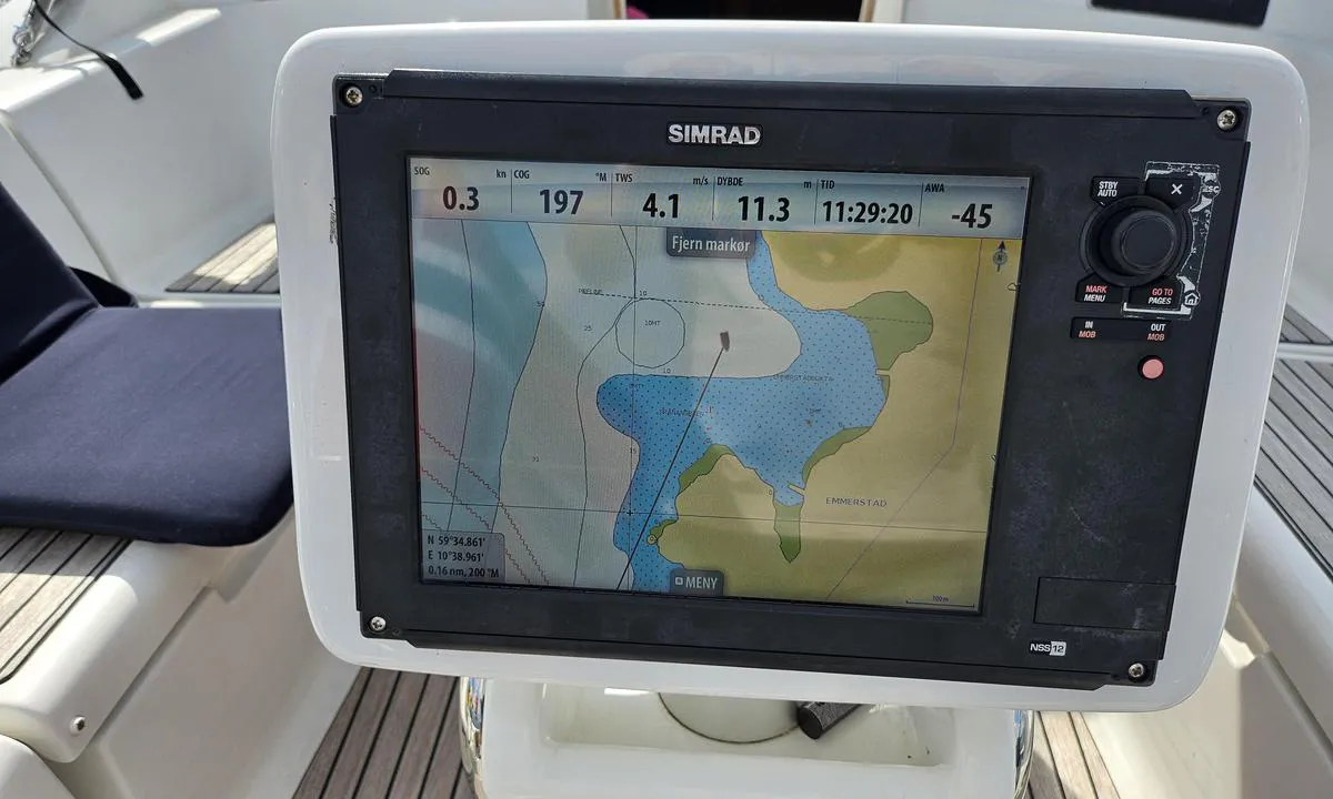 Emmerstadbukta: {"base": "no", "no": "Kartplotter, ankret ytterst", "se": "Kartplotter, ankrat ytterst", "en": "Chartplotter, anchored at outermost", "da": "Kortplotter, forankret yderst", "fr": "Traceur de cartes, ancr\u00e9 \u00e0 l'ext\u00e9rieur", "de": "Kartenplotter, \u00e4u\u00dferster Ankerplatz", "es": "Plotter, anclado en el exterior", "it": "Plotter cartografico, ancorato all'esterno", "pt": "Plotador de cartas, ancorado na extremidade", "nl": "Kaartplotter, voor anker aan de buitenkant", "pl": "Plotter nawigacyjny, zakotwiczony na zewn\u0105trz", "uk": "\u041a\u0430\u0440\u0442\u043f\u043b\u043e\u0442\u0442\u0435\u0440, \u044f\u043a\u0456\u0440 \u043d\u0430 \u0437\u043e\u0432\u043d\u0456\u0448\u043d\u0456\u0439 \u0441\u0442\u043e\u0440\u043e\u043d\u0456", "ro": "Plotter marin\u0103, ancorat la extremit\u0103\u021bi", "tr": "Kartplotter, en d\u0131\u015fta demirlenmi\u015f", "el": "\u03a7\u03b1\u03c1\u03c4\u03bf\u03b3\u03c1\u03ac\u03c6\u03bf\u03c2, \u03b1\u03b3\u03ba\u03c5\u03c1\u03bf\u03b2\u03bf\u03bb\u03b7\u03bc\u03ad\u03bd\u03bf\u03c2 \u03b5\u03be\u03c9\u03c4\u03b5\u03c1\u03b9\u03ba\u03ac", "cs": "Kartplotter, zakotvena vn\u011bj\u0161\u00ed", "hu": "T\u00e9rk\u00e9pplotter, k\u00edv\u00fcl lehorgonyozva", "fi": "Karttaplotteri, ankkuroitu uloimmaiseksi", "bg": "\u041a\u0430\u0440\u0442\u043e\u0433\u0440\u0430\u0444, \u0437\u0430\u043a\u043e\u0442\u0432\u0435\u043d \u043d\u0430\u0439-\u0432\u044a\u043d", "sr": "\u041a\u0430\u0440\u0442\u043e-\u043f\u043b\u043e\u0442\u0435\u0440, \u0443\u0441\u0438\u0434\u0440\u0435\u043d \u043d\u0430\u0458\u0434\u0430\u0459\u0435", "et": "Kaardiplotter, ankurdatud v\u00e4ljas", "lv": "Karte/ploters, pietauvots \u0101r\u0113j\u0101 mal\u0101", "lt": "Karto ploteris, \u012ftvirtintas i\u0161oriniame kra\u0161te"}