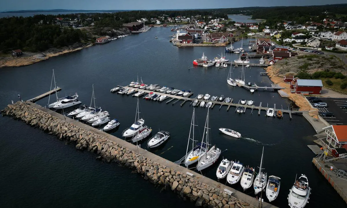 Engelsviken: Gjesteplasser på molo, innenfor utrigger hvor seilbåt med gul kajakk på dekk ligger. Foto: 2022.