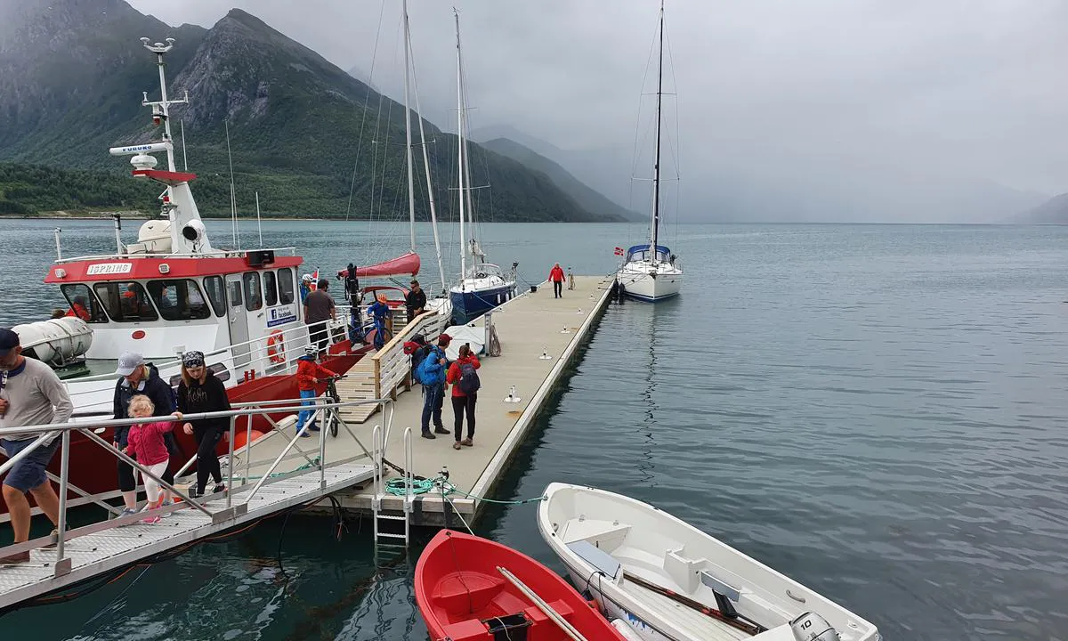 Engen brygge: Plass og dybde her - samt strøm og vann. Pass på å ikke ligge i veien for skyssbåten!