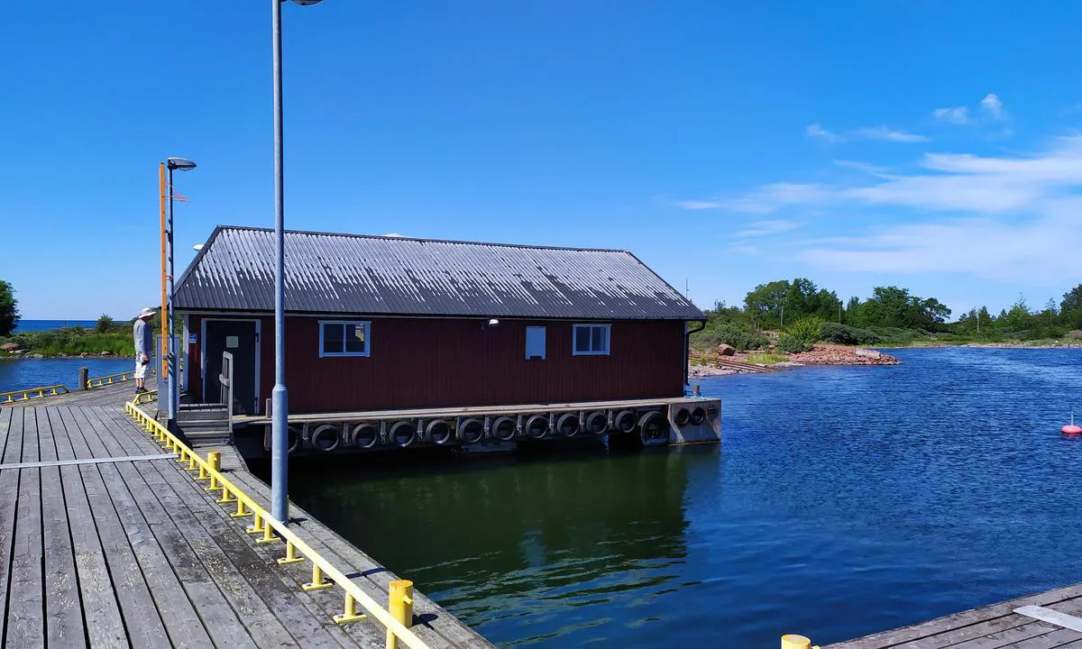Enskär: Pier, old coast guard station.