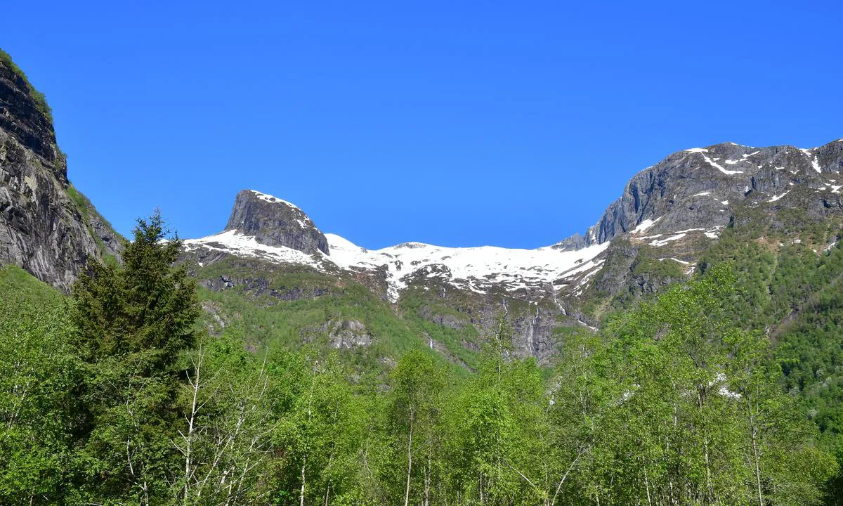 Esebotn: The "mountain/rock" in the midle is called Gulleple.