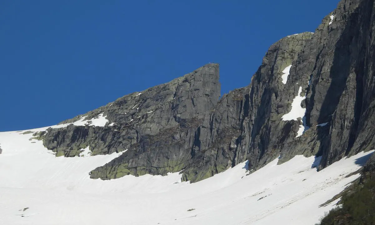 Esebotn: Keipen  or in english  may be;  oar fork.  A nice view, and also where the path goes up to.