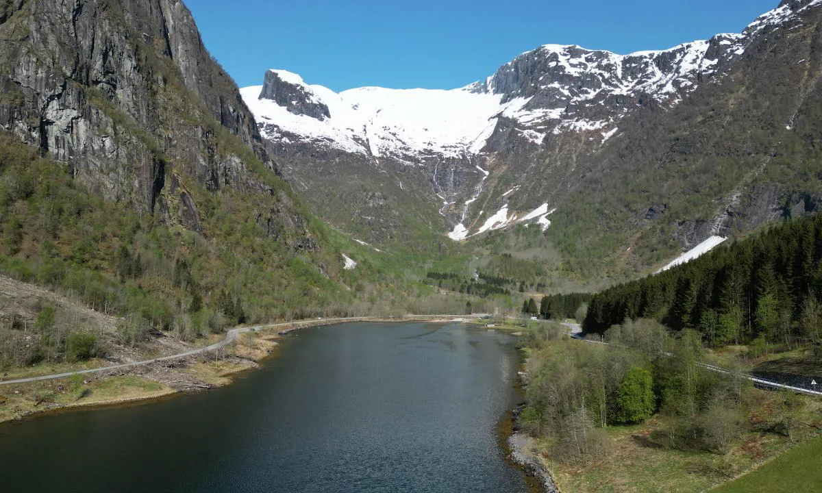 Esebotn: Nice anchorage at the end of Esefjord.  Note ther are a pipeline for water at the middle.  Look up on chart.
During daytime aliitle bit noise from cars.  Welle protected.

There is a  walk up to a public cottage "dagsturhytte"  steps made by sherpa.