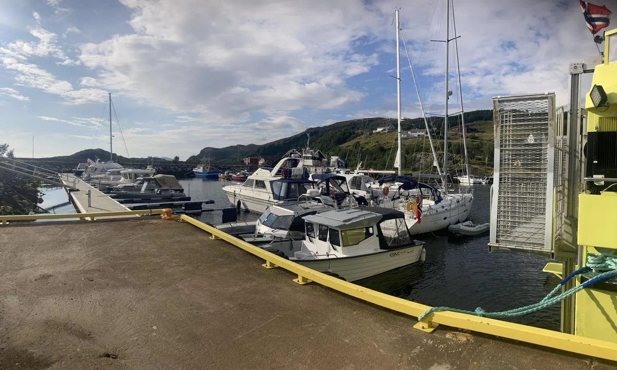 Espeseth Båtlag Gjestebrygge: {"base": "no", "no": "Mye b\u00e5ter en sommerdag. Mange private b\u00e5tplasser leies ut for kort og landtid, de etter gr\u00f8nne skilt i b\u00e5tplassen.", "se": "M\u00e5nga b\u00e5tar en sommardag. M\u00e5nga privata b\u00e5tplatser hyrs ut f\u00f6r kort och l\u00e5ng tid, dem med gr\u00f6na skyltar p\u00e5 b\u00e5tplatsen.", "en": "Many boats on a summer day. Many private berths are rented out for short and long term, the ones with green signs at the berth.", "da": "Mange b\u00e5de om sommeren. Mange private b\u00e5dpladser lejes ud p\u00e5 kort og lang sigt, markeret med gr\u00f8nne skilte ved b\u00e5dpladsen."}