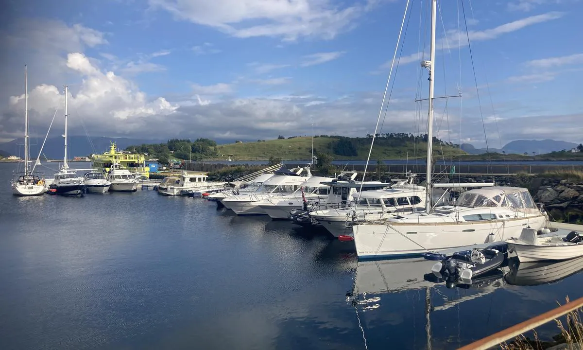 Espeseth Båtlag Gjestebrygge: {"base": "no", "no": "Mye b\u00e5ter en sommerdag. Mange private b\u00e5tplasser leies ut for kort og landtid, de etter gr\u00f8nne skilt i b\u00e5tplassen.", "se": "M\u00e5nga b\u00e5tar en sommardag. M\u00e5nga privata b\u00e5tplatser hyrs ut f\u00f6r kort och l\u00e5ng tid, de med gr\u00f6na skyltar vid b\u00e5tplatsen.", "en": "Many boats on a summer day. Many private berths are rented out for short and long term, look for green signs on the berth.", "da": "Mange b\u00e5de en sommerdag. Mange private b\u00e5dpladser udlejes for kort og lang tid, de efter gr\u00f8nne skilte i b\u00e5dpladsen."}