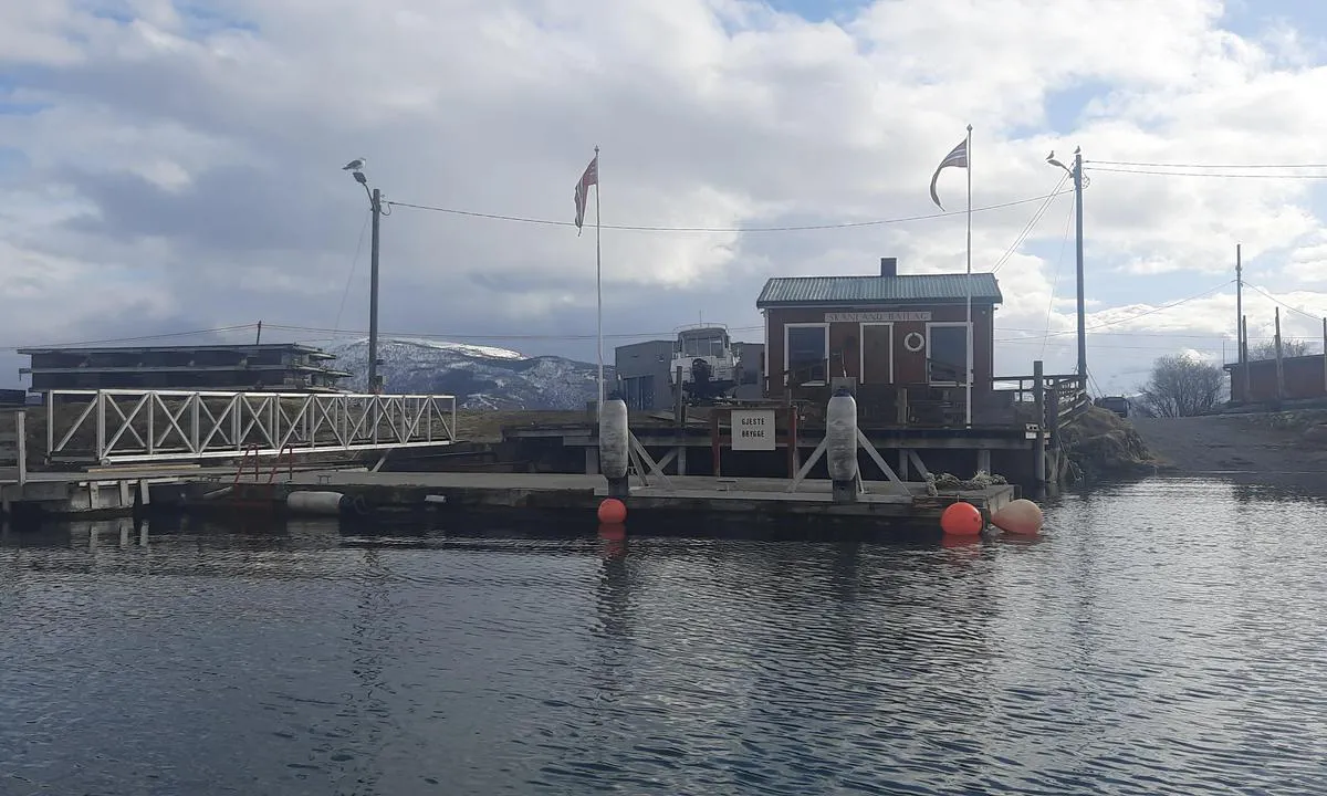 Evenskjær: {"base": "en", "no": "Gjestebrygge - Maksimal B\u00e5tlengde: 35 Fot", "se": "Bes\u00f6ksponton - Maximal b\u00e5tl\u00e4ngd: 35 fot", "en": "Visitor Pontoon \u2013 Maximum Boat Length: 35 Feet", "da": "Bes\u00f8gsbro - Maksimal b\u00e5dl\u00e6ngde: 35 fod", "fr": "Ponton Visiteurs - Longueur Maximale du Bateau : 35 Pieds", "de": "Besucher-Schwimmsteg - Maximale Bootsl\u00e4nge: 35 Fu\u00df", "es": "Ponton para Visitantes - Longitud M\u00e1xima del Barco: 35 Pies", "it": "Pontile Visitatori - Lunghezza Massima Barca: 35 Piedi", "pt": "Pont\u00e3o de Visitantes - Comprimento M\u00e1ximo do Barco: 35 P\u00e9s", "nl": "Bezoekers Ponton - Maximale Bootlengte: 35 voet", "pl": "Ponton dla Go\u015bci - Maksymalna D\u0142ugo\u015b\u0107 \u0141odzi: 35 St\u00f3p", "uk": "\u041f\u043e\u043d\u0442\u043e\u043d\u0438 \u0434\u043b\u044f \u0432\u0456\u0434\u0432\u0456\u0434\u0443\u0432\u0430\u0447\u0456\u0432 - \u041c\u0430\u043a\u0441\u0438\u043c\u0430\u043b\u044c\u043d\u0430 \u0434\u043e\u0432\u0436\u0438\u043d\u0430 \u0447\u043e\u0432\u043d\u0430: 35 \u0444\u0443\u0442\u0456\u0432", "ro": "Pontona Vizitatorilor - Lungime Maxim\u0103 a B\u0103rcii: 35 Picioare", "tr": "Ziyaret\u00e7i \u0130skele - Maksimum Tekne Uzunlu\u011fu: 35 Feet", "el": "\u03a0\u03bb\u03c9\u03c4\u03ae \u03a0\u03c1\u03bf\u03b2\u03bb\u03ae\u03c4\u03b1 \u0395\u03c0\u03b9\u03c3\u03ba\u03b5\u03c0\u03c4\u03ce\u03bd - \u039c\u03ad\u03b3\u03b9\u03c3\u03c4\u03bf \u039c\u03ae\u03ba\u03bf\u03c2 \u03a3\u03ba\u03ac\u03c6\u03bf\u03c5\u03c2: 35 \u03a0\u03cc\u03b4\u03b9\u03b1", "cs": "N\u00e1v\u0161t\u011bvnick\u00e9 molo - Maxim\u00e1ln\u00ed d\u00e9lka lod\u011b: 35 stop", "hu": "L\u00e1togat\u00f3i m\u00f3l\u00f3 - Maxim\u00e1lis haj\u00f3hossz: 35 l\u00e1b", "fi": "Vieraslaituri - Suurin venepituus: 35 jalkaa", "bg": "\u041f\u043e\u043d\u0442\u043e\u043d \u0437\u0430 \u043f\u043e\u0441\u0435\u0442\u0438\u0442\u0435\u043b\u0438 - \u041c\u0430\u043a\u0441\u0438\u043c\u0430\u043b\u043d\u0430 \u0434\u044a\u043b\u0436\u0438\u043d\u0430 \u043d\u0430 \u043b\u043e\u0434\u043a\u0430\u0442\u0430: 35 \u0444\u0443\u0442\u0430", "sr": "Pontonski Privez za Posetioce - Maksimalna Du\u017eina Broda: 35 Stopa", "et": "K\u00fclastajate pontoon - Maksimaalne paadi pikkus: 35 jalga", "lv": "Apciemot\u0101ju pontons - Maksim\u0101lais ku\u0123a garums: 35 p\u0113das", "lt": "Sve\u010dio Pontonas - Maksimalus Laivo Ilgis: 35 P\u0117dos"}