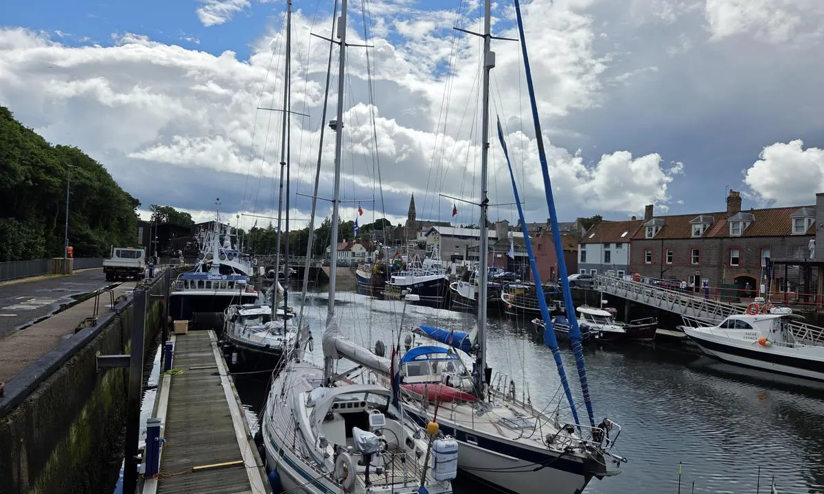 Eyemouth Harbour: {"base": "no", "no": "Gjestehavn.", "se": "G\u00e4sthamn.", "en": "Guest harbour.", "da": "G\u00e6stehavn.", "fr": "Port de plaisance.", "de": "G\u00e4stehafen.", "es": "Puerto de invitados.", "it": "Porto turistico.", "pt": "Porto de Recreio.", "nl": "Gastenhaven.", "pl": "Przysta\u0144 dla go\u015bci.", "uk": "\u0413\u043e\u0441\u0442\u044c\u043e\u0432\u0430 \u0433\u0430\u0432\u0430\u043d\u044c.", "ro": "Port de agrement.", "tr": "Misafir liman\u0131.", "el": "\u039c\u03b1\u03c1\u03af\u03bd\u03b1 \u03b5\u03c0\u03b9\u03c3\u03ba\u03b5\u03c0\u03c4\u03ce\u03bd.", "cs": "P\u0159\u00edstav pro hosty.", "hu": "Vend\u00e9ghaj\u00f3kik\u00f6t\u0151.", "fi": "Vierasvenesatama.", "bg": "\u041f\u0440\u0438\u0441\u0442\u0430\u043d\u0438\u0449\u0435 \u0437\u0430 \u0433\u043e\u0441\u0442\u0438.", "sr": "\u041c\u0430\u0440\u0438\u043d\u0430 \u0437\u0430 \u0433\u043e\u0441\u0442\u0435.", "et": "K\u00fclastajasadam.", "lv": "Viesu osta.", "lt": "Sve\u010dio uostas."}