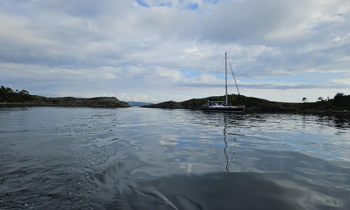 Færøyna: {"base": "no", "no": "Her er det romslig svaiplass. V\u00e6r obs p\u00e5 grunnetangen. \r\nEn kan ogs\u00e5 trekke seg inn i bukta mot s\u00f8raust og sette \r\nen tamp i land. Enkelte bolter.", "se": "H\u00e4r finns det gott om sv\u00e4ngrum. Se upp f\u00f6r grundt\u00e5ngen. Man kan ocks\u00e5 g\u00e5 in i bukten mot sydost och f\u00f6rt\u00f6ja genom att s\u00e4tta en tamp i land. Finns n\u00e5gra bultar.", "en": "There is ample swinging room here. Be aware of the shallows. You can also move into the bay towards the southeast and secure a line ashore. Some bolts available.", "da": "Her er der rummelig drejeplads. V\u00e6r obs p\u00e5 grunden.<br>Man kan ogs\u00e5 tr\u00e6kke sig ind i bugten mod syd\u00f8st og s\u00e6tte en tamp i land. Enkelte bolte."}