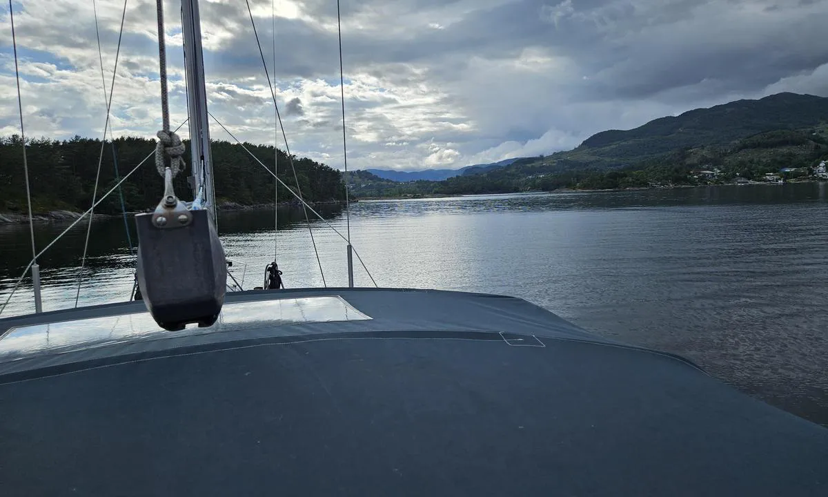 Færøyna: {"base": "no", "no": "Her ankrer man oftest p\u00e5 16-18m dyp. Om man ikke vil ha en tamp i land.", "se": "H\u00e4r ankrar man oftast p\u00e5 16-18m djup. Om man inte vill ha en tamp i land.", "en": "Here you usually anchor at a depth of 16-18 meters. If you don't want to have a line ashore.", "da": "Her ankres man oftest p\u00e5 16-18m dybde. Hvis man ikke vil have en tamp i land."}
