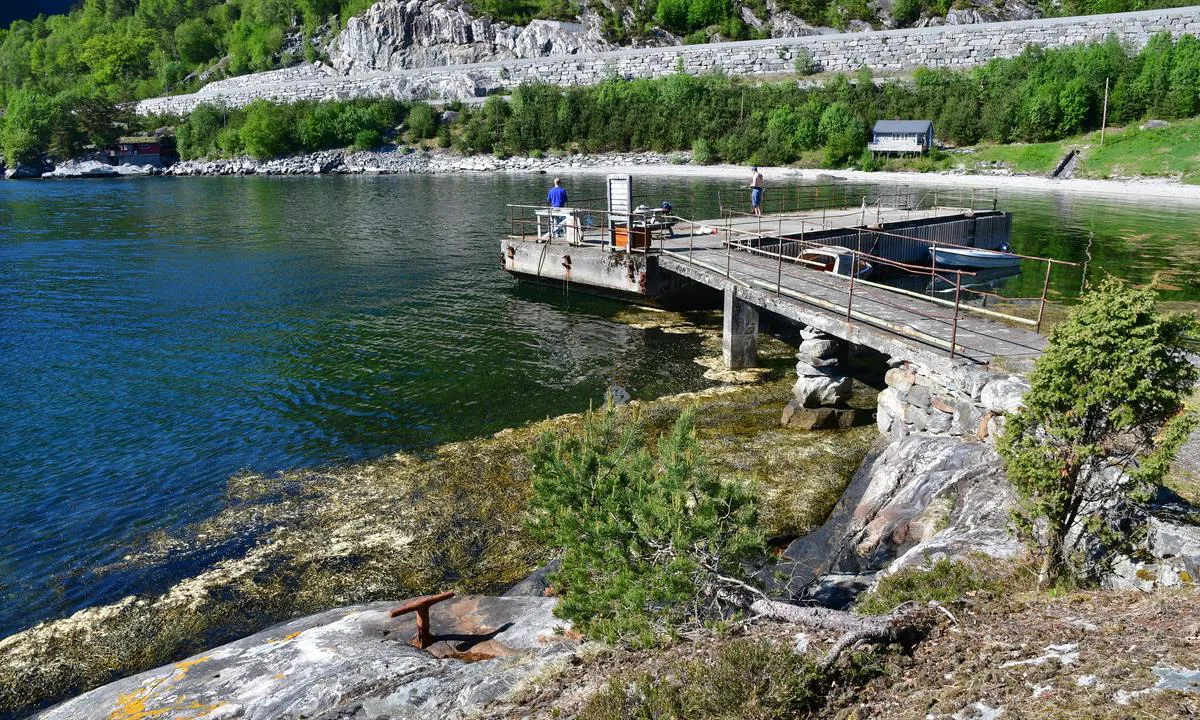 Fagernes Hytte- og Konferansesenter: {"base": "en", "no": "Betongkai (ikke flytende) med gjerdet rundt. Inngang i midten.", "se": "Betongbrygga (ej flytande) med staket runtom. Ing\u00e5ng i mitten.", "en": "Concrete jetty  (not floating) with a fence around.  entrance at the center.", "da": "Betonmole (ikke flydende) med hegn omkring. Indgang i midten."}