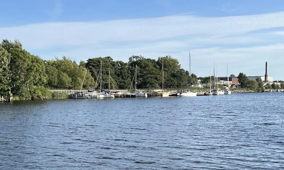 Falkenberg: {"base": "de", "no": "Utsikt fra den andre siden av elven mot kaien", "se": "Utsikt fr\u00e5n andra sidan av floden mot bryggan", "en": "View from the opposite side of the river onto the berth", "da": "Udsigt fra den anden side af floden mod kajen", "fr": "Vue de l'autre c\u00f4t\u00e9 du fleuve sur le quai", "de": "Blick von der anderen Seite des Flusses auf den Anleger", "es": "Vista desde el otro lado del r\u00edo hacia el muelle", "it": "Vista dall'altra parte del fiume sul molo", "pt": "Vista do outro lado do rio para o cais", "nl": "Uitzicht vanaf de andere kant van de rivier op de aanlegsteiger", "pl": "Widok z drugiej strony rzeki na nabrze\u017ce", "uk": "\u0412\u0438\u0434 \u0437 \u0456\u043d\u0448\u043e\u0433\u043e \u0431\u043e\u043a\u0443 \u0440\u0456\u0447\u043a\u0438 \u043d\u0430 \u043f\u0440\u0438\u0447\u0430\u043b", "ro": "Vedere de pe cealalt\u0103 parte a r\u00e2ului c\u0103tre cheu", "tr": "Nehirin di\u011fer taraf\u0131ndan iskeleye bak\u0131\u015f", "el": "\u0398\u03ad\u03b1 \u03b1\u03c0\u03cc \u03c4\u03b7\u03bd \u03b1\u03c0\u03ad\u03bd\u03b1\u03bd\u03c4\u03b9 \u03c0\u03bb\u03b5\u03c5\u03c1\u03ac \u03c4\u03bf\u03c5 \u03c0\u03bf\u03c4\u03b1\u03bc\u03bf\u03cd \u03c3\u03c4\u03b7\u03bd \u03b1\u03c0\u03bf\u03b2\u03ac\u03b8\u03c1\u03b1", "cs": "Pohled z druh\u00e9 strany \u0159eky na molu", "hu": "Kil\u00e1t\u00e1s a foly\u00f3 t\u00fals\u00f3 oldal\u00e1r\u00f3l a kik\u00f6t\u0151re", "fi": "N\u00e4kym\u00e4 joen toiselta puolelta laiturille", "bg": "\u0413\u043b\u0435\u0434\u043a\u0430 \u043e\u0442 \u0434\u0440\u0443\u0433\u0430\u0442\u0430 \u0441\u0442\u0440\u0430\u043d\u0430 \u043d\u0430 \u0440\u0435\u043a\u0430\u0442\u0430 \u043a\u044a\u043c \u043a\u0435\u0439\u0430", "sr": "\u041f\u043e\u0433\u043b\u0435\u0434 \u0441\u0430 \u0434\u0440\u0443\u0433\u0435 \u0441\u0442\u0440\u0430\u043d\u0435 \u0440\u0435\u043a\u0435 \u043d\u0430 \u043f\u0440\u0438\u0441\u0442\u0430\u043d\u0438\u0448\u0442\u0435", "et": "Vaade j\u00f5e teiselt kaldalt kai suunas", "lv": "Skats no upes otras puses uz piest\u0101tni", "lt": "\u017dvilgsnis i\u0161 kitos up\u0117s pus\u0117s \u012f prieplauk\u0105"}