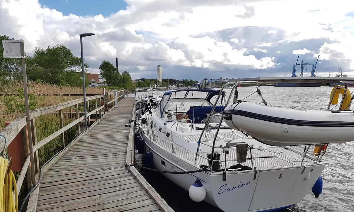 Falkenberg: {"base": "no", "no": "Utsyn s\u00f8rover mot gjestehavnskontoret. Det er ca 300m dit. Ved gjestehavnskontoret er det kun plass til mindre b\u00e5ter. Bryggeanlegget for st\u00f8rre b\u00e5ter ligger litt i \"ingenmansland\". Eldre trebrygger som fungerer greit, vann og str\u00f8m er ogs\u00e5 OK. Vi har v\u00e6rt her noen ganger, og det pleier \u00e5 ligge noen \"prosjektb\u00e5ter\" i gjestehavna. Da blir det jo mindre plass, s\u00e5 det er alltid spennende om noe er ledig eller om man m\u00e5 legge seg utenp\u00e5 noen. Dette er ingen stor gjestehavn for st\u00f8rre b\u00e5ter.", "se": "Utsikt s\u00f6derut mot g\u00e4sthamnskontoret. Det \u00e4r ca 300m dit. Vid g\u00e4sthamnskontoret finns det endast plats f\u00f6r mindre b\u00e5tar. Brygganl\u00e4ggningen f\u00f6r st\u00f6rre b\u00e5tar ligger lite i 'ingenmansland'. \u00c4ldre tr\u00e4bryggor som fungerar bra, vatten och el \u00e4r ocks\u00e5 OK. Vi har varit h\u00e4r n\u00e5gra g\u00e5nger, och det brukar ligga n\u00e5gra 'projektb\u00e5tar' i g\u00e4sthamnen. D\u00e5 blir det ju mindre plats, s\u00e5 det \u00e4r alltid sp\u00e4nnande om n\u00e5got \u00e4r ledigt eller om man m\u00e5ste l\u00e4gga sig utanp\u00e5 n\u00e5gon. Detta \u00e4r ingen stor g\u00e4sthamn f\u00f6r st\u00f6rre b\u00e5tar.", "en": "Looking southward towards the guest harbor office. It is about 300m away. At the guest harbor office, there is only space for smaller boats. The dock facility for larger boats is somewhat in 'no man's land'. Older wooden docks that function well, water and electricity are also OK. We have been here a few times, and there are usually some 'project boats' in the guest harbor. This reduces the available space, so it is always exciting to see if something is available or if you have to moor alongside another boat. This is not a large guest harbor for larger boats.", "da": "Udsigten sydp\u00e5 mod g\u00e6stehavnskontoret. Det er ca. 300m dertil. Ved g\u00e6stehavnskontoret er der kun plads til mindre b\u00e5de. Broanl\u00e6gget til st\u00f8rre b\u00e5de ligger lidt i 'ingenmandsland'. \u00c6ldre tr\u00e6broer som fungerer fint, vand og str\u00f8m er ogs\u00e5 OK. Vi har v\u00e6ret her nogle gange, og der plejer at ligge nogle 'projektb\u00e5de' i g\u00e6stehavnen. Det betyder jo mindre plads, s\u00e5 det er altid sp\u00e6ndende om der er noget ledigt eller om man m\u00e5 l\u00e6gge sig udenp\u00e5 nogen. Dette er ingen stor g\u00e6stehavn for st\u00f8rre b\u00e5de.", "fr": "Vue vers le sud en direction du bureau du port de plaisance. Il se trouve \u00e0 environ 300m de l\u00e0. Au bureau du port de plaisance, il n'y a de la place que pour les petits bateaux. Le ponton pour les bateaux plus grands se trouve un peu en \u00ab\u00a0zone neutre\u00a0\u00bb. Les anciens pontons en bois qui fonctionnent bien, l'eau et l'\u00e9lectricit\u00e9 sont \u00e9galement corrects. Nous sommes venus ici quelques fois, et il y a g\u00e9n\u00e9ralement quelques \u00ab\u00a0bateaux-projets\u00a0\u00bb dans le port de plaisance. Cela r\u00e9duit l'espace disponible, donc c'est toujours excitant de voir s'il y a quelque chose de libre ou si l'on doit s'amarrer \u00e0 l'ext\u00e9rieur de quelqu'un. Ce n'est pas un grand port de plaisance pour les grands bateaux.", "de": "Aussicht nach S\u00fcden auf das G\u00e4stehafenb\u00fcro. Es ist ca. 300m entfernt. Beim G\u00e4stehafenb\u00fcro gibt es nur Platz f\u00fcr kleinere Boote. Die Steganlage f\u00fcr gr\u00f6\u00dfere Boote liegt etwas in \"Niemandsland\". \u00c4ltere Holzstege, die gut funktionieren, Wasser und Strom sind auch in Ordnung. Wir waren hier einige Male, und es liegen gew\u00f6hnlich einige \"Projektboote\" im G\u00e4stehafen. Dadurch gibt es weniger Platz, also ist es immer spannend, ob etwas frei ist oder ob man au\u00dfen anlegen muss. Dies ist kein gro\u00dfer G\u00e4stehafen f\u00fcr gr\u00f6\u00dfere Boote.", "es": "Vista hacia el sur hacia la oficina del puerto de visitantes. Est\u00e1 a unos 300m de distancia. En la oficina del puerto de visitantes solo hay espacio para barcos m\u00e1s peque\u00f1os. El muelle para barcos m\u00e1s grandes est\u00e1 en una especie de \"tierra de nadie\". Muelles de madera antiguos que funcionan bien, el agua y la electricidad tambi\u00e9n est\u00e1n bien. Hemos estado aqu\u00ed algunas veces, y suele haber algunos \"barcos de proyecto\" en el puerto de visitantes. Entonces hay menos espacio, por lo que siempre es emocionante ver si hay algo disponible o si tienes que amarrarte al lado de alguien. Este no es un gran puerto de visitantes para barcos m\u00e1s grandes.", "it": "Vista verso sud verso l'ufficio del porto turistico. Dista circa 300m. Presso l'ufficio del porto turistico c'\u00e8 spazio solo per barche pi\u00f9 piccole. Il molo per barche pi\u00f9 grandi si trova un po' in una 'terra di nessuno'. Vecchi moli in legno che funzionano bene, acqua ed elettricit\u00e0 sono anche OK. Siamo stati qui alcune volte, e di solito ci sono alcune 'barche progetto' nel porto turistico. Quindi c'\u00e8 meno spazio, quindi \u00e8 sempre emozionante vedere se c'\u00e8 qualcosa di disponibile o se bisogna mettere la barca accanto a qualcun'altra. Questo non \u00e8 un grande porto turistico per barche pi\u00f9 grandi.", "pt": "Vista ao sul em dire\u00e7\u00e3o ao escrit\u00f3rio da marina de visitantes. Fica a cerca de 300m daqui. No escrit\u00f3rio da marina de visitantes h\u00e1 espa\u00e7o apenas para barcos menores. O cais para barcos maiores est\u00e1 situado em uma \u00e1rea um pouco afastada. Docas de madeira mais antigas que funcionam bem; \u00e1gua e eletricidade tamb\u00e9m est\u00e3o OK. J\u00e1 estivemos aqui v\u00e1rias vezes, e geralmente h\u00e1 alguns 'barcos de projeto' na marina de visitantes. Isso reduz o espa\u00e7o dispon\u00edvel, ent\u00e3o \u00e9 sempre uma emo\u00e7\u00e3o saber se haver\u00e1 algum lugar dispon\u00edvel ou se ser\u00e1 necess\u00e1rio atracar ao lado de outro barco. Esta n\u00e3o \u00e9 uma grande marina de visitantes para barcos maiores.", "nl": "<p>Uitzicht naar het zuiden richting het kantoor van de passantenhaven. Het is ongeveer 300 meter daarheen. Bij het kantoor van de passantenhaven is er alleen plaats voor kleinere boten. Het steigercomplex voor grotere boten ligt een beetje in 'niemandsland'. Oudere houten steigers die goed werken, water en stroom zijn ook in orde. We zijn hier een paar keer geweest, en er liggen meestal enkele 'projectboten' in de passantenhaven. Daardoor is er minder ruimte, dus het is altijd spannend of er iets vrij is of dat je naast iemand moet aanleggen. Dit is geen grote passantenhaven voor grotere boten.</p>", "pl": "Widok na po\u0142udnie w kierunku biura portu go\u015bcinnego. To oko\u0142o 300m st\u0105d. W biurze portu go\u015bcinnego jest miejsce tylko dla mniejszych \u0142odzi. Pomosty dla wi\u0119kszych \u0142odzi znajduj\u0105 si\u0119 troch\u0119 w \"ziemi niczyjej\". Starsze drewniane pomosty, kt\u00f3re dzia\u0142aj\u0105 dobrze, woda i pr\u0105d r\u00f3wnie\u017c s\u0105 w porz\u0105dku. Byli\u015bmy tu kilka razy i zazwyczaj cumuj\u0105 tu jakie\u015b \"\u0142odzie projektowe\" w porcie go\u015bcinnym. W\u00f3wczas miejsca jest mniej, wi\u0119c zawsze jest ekscytuj\u0105ce, czy jest co\u015b wolnego, czy trzeba dobi\u0107 do czyjej\u015b burty. To nie jest du\u017cy port go\u015bcinny dla wi\u0119kszych \u0142odzi.", "uk": "<p>\u0412\u0438\u0434 \u043d\u0430 \u043f\u0456\u0432\u0434\u0435\u043d\u044c \u0443 \u0431\u0456\u043a \u0433\u043e\u0441\u0442\u044c\u043e\u0432\u043e\u0433\u043e \u043f\u043e\u0440\u0442\u0443. \u0426\u0435 \u0431\u043b\u0438\u0437\u044c\u043a\u043e 300 \u043c \u0434\u043e \u043d\u044c\u043e\u0433\u043e. \u0411\u0456\u043b\u044f \u0433\u043e\u0441\u0442\u044c\u043e\u0432\u043e\u0433\u043e \u043f\u043e\u0440\u0442\u0443 \u0454 \u043c\u0456\u0441\u0446\u0435 \u043b\u0438\u0448\u0435 \u0434\u043b\u044f \u043c\u0435\u043d\u0448\u0438\u0445 \u0441\u0443\u0434\u0435\u043d. \u041f\u0440\u0438\u0447\u0430\u043b \u0434\u043b\u044f \u0431\u0456\u043b\u044c\u0448 \u0432\u0435\u043b\u0438\u043a\u0438\u0445 \u0441\u0443\u0434\u0435\u043d \u0437\u043d\u0430\u0445\u043e\u0434\u0438\u0442\u044c\u0441\u044f \u0442\u0440\u043e\u0445\u0438 \u0432 \"\u043d\u0456\u0447\u0438\u0439\u043d\u0456\u0439 \u0437\u0435\u043c\u043b\u0456\". \u0421\u0442\u0430\u0440\u0456 \u0434\u0435\u0440\u0435\u0432'\u044f\u043d\u0456 \u043f\u0440\u0438\u0447\u0430\u043b\u0438, \u044f\u043a\u0456 \u043f\u0440\u0430\u0446\u044e\u044e\u0442\u044c \u043d\u043e\u0440\u043c\u0430\u043b\u044c\u043d\u043e, \u0432\u043e\u0434\u0430 \u0442\u0430 \u0435\u043b\u0435\u043a\u0442\u0440\u0438\u043a\u0430 \u0442\u0430\u043a\u043e\u0436 \u0443 \u043f\u043e\u0440\u044f\u0434\u043a\u0443. \u041c\u0438 \u0431\u0443\u043b\u0438 \u0442\u0443\u0442 \u043a\u0456\u043b\u044c\u043a\u0430 \u0440\u0430\u0437\u0456\u0432, \u0456 \u0437\u0430\u0437\u0432\u0438\u0447\u0430\u0439 \u0443 \u0433\u043e\u0441\u0442\u0435\u0432\u0456\u0439 \u0433\u0430\u0432\u0430\u043d\u0456 \u0441\u0442\u043e\u044f\u0442\u044c \u044f\u043a\u0456\u0441\u044c \"\u043f\u0440\u043e\u0454\u043a\u0442\u043d\u0456 \u0447\u043e\u0432\u043d\u0438\". \u0427\u0435\u0440\u0435\u0437 \u0446\u0435 \u043c\u0456\u0441\u0446\u044f \u043c\u0435\u043d\u0448\u0430\u0454, \u0442\u043e\u043c\u0443 \u0437\u0430\u0432\u0436\u0434\u0438 \u0446\u0456\u043a\u0430\u0432\u043e, \u0447\u0438 \u0454 \u0449\u043e\u0441\u044c \u0432\u0456\u043b\u044c\u043d\u0435, \u0447\u0438 \u0434\u043e\u0432\u0435\u0434\u0435\u0442\u044c\u0441\u044f \u043f\u0440\u0438\u0448\u0432\u0430\u0440\u0442\u0443\u0432\u0430\u0442\u0438\u0441\u044f \u043f\u043e\u0440\u0443\u0447 \u0456\u0437 \u043a\u0438\u043c\u043e\u0441\u044c. \u0426\u0435 \u043d\u0435 \u0432\u0435\u043b\u0438\u043a\u0430 \u0433\u043e\u0441\u0442\u0435\u0432\u0430 \u0433\u0430\u0432\u0430\u043d\u044c \u0434\u043b\u044f \u0431\u0456\u043b\u044c\u0448\u0438\u0445 \u0441\u0443\u0434\u0435\u043d.</p>", "ro": "Priveli\u0219te spre sud c\u0103tre biroul portului pentru oaspe\u021bi. Este la aproximativ 300m de aici. La biroul portului pentru oaspe\u021bi este loc doar pentru b\u0103rci mai mici. Debarcaderul pentru b\u0103rci mai mari este situat oarecum \u00een \u201e\u021bara nim\u0103nui\u201d. De la docuri vechi din lemn care func\u021bioneaz\u0103 bine, ap\u0103 \u0219i electricitate sunt, de asemenea, OK. Am fost aici de c\u00e2teva ori \u0219i, de obicei, se afl\u0103 c\u00e2teva \u201eb\u0103rci de proiect\u201d \u00een portul pentru oaspe\u021bi. Deci, exist\u0103 mai pu\u021bin spa\u021biu, a\u0219a c\u0103 este \u00eentotdeauna interesant dac\u0103 este disponibil ceva sau dac\u0103 trebuie s\u0103 te a\u0219ezi l\u00e2ng\u0103 altcineva. Acesta nu este un mare port pentru oaspe\u021bi destinat b\u0103rcilor mai mari.", "tr": "G\u00fcney y\u00f6n\u00fcne bak\u0131\u015f misafir liman\u0131 ofisine do\u011fru. Oraya yakla\u015f\u0131k 300 metre mesafe bulunuyor. Misafir liman\u0131 ofisinde yaln\u0131zca daha k\u00fc\u00e7\u00fck tekneler i\u00e7in yer mevcut. Daha b\u00fcy\u00fck tekneler i\u00e7in iskele tesisi 'tarafs\u0131z bir b\u00f6lgede' yer almaktad\u0131r. \u0130yi durumda olan eski ah\u015fap iskeleler, su ve elektrik de sa\u011flanmaktad\u0131r. Birka\u00e7 kez burada bulunduk ve misafir liman\u0131nda genellikle baz\u0131 'proje tekneleri' bulunuyor. Bu, alan\u0131 k\u00fc\u00e7\u00fclt\u00fcyor, bu y\u00fczden her zaman bir yerin bo\u015f olup olmad\u0131\u011f\u0131n\u0131 veya birine yana\u015f\u0131p yana\u015famayaca\u011f\u0131n\u0131z\u0131 g\u00f6rmek heyecan vericidir. Bu, daha b\u00fcy\u00fck tekneler i\u00e7in b\u00fcy\u00fck bir misafir liman\u0131 de\u011fildir.", "el": "\u0398\u03ad\u03b1 \u03c0\u03c1\u03bf\u03c2 \u03bd\u03cc\u03c4\u03bf \u03c0\u03c1\u03bf\u03c2 \u03c4\u03bf \u03b3\u03c1\u03b1\u03c6\u03b5\u03af\u03bf \u03c4\u03b7\u03c2 \u03bc\u03b1\u03c1\u03af\u03bd\u03b1\u03c2 \u03b5\u03c0\u03b9\u03c3\u03ba\u03b5\u03c0\u03c4\u03ce\u03bd. \u0395\u03af\u03bd\u03b1\u03b9 \u03c0\u03b5\u03c1\u03af\u03c0\u03bf\u03c5 300 \u03bc\u03ad\u03c4\u03c1\u03b1 \u03b5\u03ba\u03b5\u03af. \u03a3\u03c4\u03bf \u03b3\u03c1\u03b1\u03c6\u03b5\u03af\u03bf \u03c4\u03b7\u03c2 \u03bc\u03b1\u03c1\u03af\u03bd\u03b1\u03c2 \u03b5\u03c0\u03b9\u03c3\u03ba\u03b5\u03c0\u03c4\u03ce\u03bd \u03c5\u03c0\u03ac\u03c1\u03c7\u03b5\u03b9 \u03c7\u03ce\u03c1\u03bf\u03c2 \u03bc\u03cc\u03bd\u03bf \u03b3\u03b9\u03b1 \u03bc\u03b9\u03ba\u03c1\u03cc\u03c4\u03b5\u03c1\u03b1 \u03c3\u03ba\u03ac\u03c6\u03b7. \u0397 \u03b5\u03b3\u03ba\u03b1\u03c4\u03ac\u03c3\u03c4\u03b1\u03c3\u03b7 \u03b3\u03b9\u03b1 \u03bc\u03b5\u03b3\u03b1\u03bb\u03cd\u03c4\u03b5\u03c1\u03b1 \u03c3\u03ba\u03ac\u03c6\u03b7 \u03b2\u03c1\u03af\u03c3\u03ba\u03b5\u03c4\u03b1\u03b9 \u03bb\u03af\u03b3\u03bf \u03c3\u03b5 \u00ab\u03bf\u03c5\u03b4\u03ad\u03c4\u03b5\u03c1\u03b7 \u03c0\u03b5\u03c1\u03b9\u03bf\u03c7\u03ae\u00bb. \u03a0\u03b1\u03bb\u03b9\u03bf\u03af \u03be\u03cd\u03bb\u03b9\u03bd\u03bf\u03b9 \u03bc\u03cc\u03bb\u03bf\u03b9 \u03c0\u03bf\u03c5 \u03bb\u03b5\u03b9\u03c4\u03bf\u03c5\u03c1\u03b3\u03bf\u03cd\u03bd \u03ba\u03b1\u03bb\u03ac, \u03bd\u03b5\u03c1\u03cc \u03ba\u03b1\u03b9 \u03c1\u03b5\u03cd\u03bc\u03b1 \u03b5\u03af\u03bd\u03b1\u03b9 \u03b5\u03c0\u03af\u03c3\u03b7\u03c2 \u039f\u039a. \u0388\u03c7\u03bf\u03c5\u03bc\u03b5 \u03b2\u03c1\u03b5\u03b8\u03b5\u03af \u03b5\u03b4\u03ce \u03bc\u03b5\u03c1\u03b9\u03ba\u03ad\u03c2 \u03c6\u03bf\u03c1\u03ad\u03c2, \u03ba\u03b1\u03b9 \u03c3\u03c5\u03bd\u03ae\u03b8\u03c9\u03c2 \u03c5\u03c0\u03ac\u03c1\u03c7\u03bf\u03c5\u03bd \u03bc\u03b5\u03c1\u03b9\u03ba\u03ac \u00ab\u03c3\u03ba\u03ac\u03c6\u03b7 \u03ad\u03c1\u03b3\u03bf\u03c5\u00bb \u03c3\u03c4\u03b7 \u03bc\u03b1\u03c1\u03af\u03bd\u03b1 \u03b5\u03c0\u03b9\u03c3\u03ba\u03b5\u03c0\u03c4\u03ce\u03bd. \u0391\u03c5\u03c4\u03cc \u03c3\u03b7\u03bc\u03b1\u03af\u03bd\u03b5\u03b9 \u03cc\u03c4\u03b9 \u03c5\u03c0\u03ac\u03c1\u03c7\u03b5\u03b9 \u03bb\u03b9\u03b3\u03cc\u03c4\u03b5\u03c1\u03bf\u03c2 \u03c7\u03ce\u03c1\u03bf\u03c2, \u03bf\u03c0\u03cc\u03c4\u03b5 \u03b5\u03af\u03bd\u03b1\u03b9 \u03c0\u03ac\u03bd\u03c4\u03b1 \u03c3\u03c5\u03bd\u03b1\u03c1\u03c0\u03b1\u03c3\u03c4\u03b9\u03ba\u03cc \u03b1\u03bd \u03c5\u03c0\u03ac\u03c1\u03c7\u03b5\u03b9 \u03ba\u03ac\u03c4\u03b9 \u03b4\u03b9\u03b1\u03b8\u03ad\u03c3\u03b9\u03bc\u03bf \u03ae \u03b1\u03bd \u03c0\u03c1\u03ad\u03c0\u03b5\u03b9 \u03bd\u03b1 \u03b4\u03ad\u03c3\u03b5\u03c4\u03b5 \u03ad\u03be\u03c9 \u03b1\u03c0\u03cc \u03ba\u03ac\u03c0\u03bf\u03b9\u03bf \u03ac\u03bb\u03bb\u03bf. \u0391\u03c5\u03c4\u03ae \u03b4\u03b5\u03bd \u03b5\u03af\u03bd\u03b1\u03b9 \u03bc\u03b5\u03b3\u03ac\u03bb\u03b7 \u03bc\u03b1\u03c1\u03af\u03bd\u03b1 \u03b5\u03c0\u03b9\u03c3\u03ba\u03b5\u03c0\u03c4\u03ce\u03bd \u03b3\u03b9\u03b1 \u03bc\u03b5\u03b3\u03b1\u03bb\u03cd\u03c4\u03b5\u03c1\u03b1 \u03c3\u03ba\u03ac\u03c6\u03b7.", "cs": "V\u00fdhled na jih sm\u011brem k kancel\u00e1\u0159i hostuj\u00edc\u00edho p\u0159\u00edstavu. Je to asi 300 metr\u016f. U kancel\u00e1\u0159e hostuj\u00edc\u00edho p\u0159\u00edstavu je m\u00edsto pouze pro men\u0161\u00ed lod\u011b. P\u0159\u00edstavi\u0161t\u011b pro v\u011bt\u0161\u00ed lod\u011b se nach\u00e1z\u00ed trochu v \u201e\u00fazem\u00ed nikoho\u201c. Star\u0161\u00ed d\u0159ev\u011bn\u00e1 mola funguj\u00ed dob\u0159e, voda a elekt\u0159ina jsou tak\u00e9 v po\u0159\u00e1dku. Byli jsme zde n\u011bkolikr\u00e1t a v hostuj\u00edc\u00edm p\u0159\u00edstavu obvykle kotv\u00ed n\u011bjak\u00e9 \u201eprojektov\u00e9 lod\u011b\u201c. To znamen\u00e1 m\u00e9n\u011b m\u00edsta, tak\u017ee je v\u017edy nap\u00ednav\u00e9, jestli je n\u011bco voln\u00e9, nebo jestli se mus\u00ed zakotvit vedle n\u011bkoho jin\u00e9ho. Toto nen\u00ed velk\u00fd hostuj\u00edc\u00ed p\u0159\u00edstav pro v\u011bt\u0161\u00ed lod\u011b.", "hu": "Kil\u00e1t\u00e1s d\u00e9l fel\u00e9 a vend\u00e9gh\u00e1bor\u00fa ir\u00e1ny\u00e1ba. K\u00f6r\u00fclbel\u00fcl 300 m\u00e9terre van. A vend\u00e9gh\u00e1z kont\u00e9ner\u00e9n\u00e9l csak kisebb haj\u00f3k f\u00e9rnek el. A nagyobb haj\u00f3knak fenntartott kik\u00f6t\u0151l\u00e9tes\u00edtm\u00e9ny kicsit \u201esenki f\u00f6ldj\u00e9n\u201d tal\u00e1lhat\u00f3. R\u00e9gebbi fa m\u00f3l\u00f3k vannak, amelyek j\u00f3l m\u0171k\u00f6dnek; v\u00edz \u00e9s \u00e1ram is el\u00e9rhet\u0151. N\u00e9h\u00e1nyszor j\u00e1rtunk itt, \u00e9s \u00e1ltal\u00e1ban n\u00e9h\u00e1ny \u201eprojekt haj\u00f3\u201d is van a vend\u00e9ghaj\u00f3n. Ez\u00e9rt kevesebb a hely, \u00e9s mindig izgalmas, hogy van-e szabad hely, vagy valakire r\u00e1 kell e k\u00f6tni. Ez nem egy nagy vend\u00e9ghaj\u00f3-z\u00f3na a nagyobb haj\u00f3k sz\u00e1m\u00e1ra.", "fi": "N\u00e4kym\u00e4 etel\u00e4\u00e4n vierassatamatoimistoon. Sinne on noin 300 metri\u00e4. Vierassatamatoimistossa on tilaa vain pienemmille veneille. Suurempien veneiden laituri sijaitsee hieman 'ei-kenenk\u00e4\u00e4n-maalla'. Vanhemmat puulaiturit, jotka toimivat hyvin, vett\u00e4 ja s\u00e4hk\u00f6\u00e4 on my\u00f6s saatavilla. Olemme olleet t\u00e4\u00e4ll\u00e4 muutaman kerran, ja vierassatamassa on usein joitakin 'projektiveneit\u00e4'. T\u00e4m\u00e4 v\u00e4hent\u00e4\u00e4 tilaa, joten on aina j\u00e4nnitt\u00e4v\u00e4\u00e4 n\u00e4hd\u00e4, onko jokin paikka vapaana vai pit\u00e4\u00e4k\u00f6 kiinnitty\u00e4 jonkun viereen. T\u00e4m\u00e4 ei ole suuri vierassatama suuremmille veneille.", "bg": "\u0418\u0437\u0433\u043b\u0435\u0434 \u043d\u0430 \u044e\u0433 \u043a\u044a\u043c \u043e\u0444\u0438\u0441\u0430 \u043d\u0430 \u043f\u0440\u0438\u0441\u0442\u0430\u043d\u0438\u0449\u0435\u0442\u043e \u0437\u0430 \u0433\u043e\u0441\u0442\u0438. \u041e\u043a\u043e\u043b\u043e 300 \u043c\u0435\u0442\u0440\u0430 \u0435 \u0434\u043e \u0442\u0430\u043c. \u041f\u0440\u0438 \u043e\u0444\u0438\u0441\u0430 \u043d\u0430 \u043f\u0440\u0438\u0441\u0442\u0430\u043d\u0438\u0449\u0435\u0442\u043e \u0437\u0430 \u0433\u043e\u0441\u0442\u0438 \u0438\u043c\u0430 \u043c\u044f\u0441\u0442\u043e \u0441\u0430\u043c\u043e \u0437\u0430 \u043f\u043e-\u043c\u0430\u043b\u043a\u0438 \u043b\u043e\u0434\u043a\u0438. \u041f\u0440\u0438\u0441\u0442\u0430\u043d\u0438\u0449\u0435\u0442\u043e \u0437\u0430 \u043f\u043e-\u0433\u043e\u043b\u0435\u043c\u0438\u0442\u0435 \u043b\u043e\u0434\u043a\u0438 \u0441\u0435 \u043d\u0430\u043c\u0438\u0440\u0430 \u043c\u0430\u043b\u043a\u043e \u0432 \u201e\u043d\u0438\u0447\u0438\u044f \u0437\u0435\u043c\u044f\u201c. \u0421\u0442\u0430\u0440\u0438\u0442\u0435 \u0434\u044a\u0440\u0432\u0435\u043d\u0438 \u043a\u0435\u0439\u043e\u0432\u0435 \u0444\u0443\u043d\u043a\u0446\u0438\u043e\u043d\u0438\u0440\u0430\u0442 \u0434\u043e\u0431\u0440\u0435, \u0432\u043e\u0434\u0430 \u0438 \u0435\u043b\u0435\u043a\u0442\u0440\u0438\u0447\u0435\u0441\u0442\u0432\u043e \u0441\u044a\u0449\u043e \u0441\u0430 \u043d\u0430 \u0440\u0430\u0437\u043f\u043e\u043b\u043e\u0436\u0435\u043d\u0438\u0435. \u0411\u0438\u043b\u0438 \u0441\u043c\u0435 \u0442\u0443\u043a \u043d\u044f\u043a\u043e\u043b\u043a\u043e \u043f\u044a\u0442\u0438 \u0438 \u043e\u0431\u0438\u043a\u043d\u043e\u0432\u0435\u043d\u043e \u0438\u043c\u0430 \u043d\u044f\u043a\u043e\u0438 \u201e\u043f\u0440\u043e\u0435\u043a\u0442\u043d\u0438 \u043b\u043e\u0434\u043a\u0438\u201c \u0432 \u043f\u0440\u0438\u0441\u0442\u0430\u043d\u0438\u0449\u0435\u0442\u043e \u0437\u0430 \u0433\u043e\u0441\u0442\u0438. \u0422\u043e\u0432\u0430 \u0432\u0435\u0447\u0435 \u043e\u0433\u0440\u0430\u043d\u0438\u0447\u0430\u0432\u0430 \u043f\u0440\u043e\u0441\u0442\u0440\u0430\u043d\u0441\u0442\u0432\u043e\u0442\u043e, \u0442\u0430\u043a\u0430 \u0447\u0435 \u0432\u0438\u043d\u0430\u0433\u0438 \u0435 \u0432\u044a\u043b\u043d\u0443\u0432\u0430\u0449\u043e \u0434\u0430\u043b\u0438 \u0449\u0435 \u0438\u043c\u0430 \u0441\u0432\u043e\u0431\u043e\u0434\u043d\u043e \u043c\u044f\u0441\u0442\u043e \u0438\u043b\u0438 \u0449\u0435 \u0442\u0440\u044f\u0431\u0432\u0430 \u0434\u0430 \u0441\u0435 \u0441\u043b\u043e\u0436\u0438 \u043b\u043e\u0434\u043a\u0430\u0442\u0430 \u0434\u043e \u0434\u0440\u0443\u0433\u0430. \u0422\u043e\u0432\u0430 \u043d\u0435 \u0435 \u0433\u043e\u043b\u044f\u043c\u043e \u043f\u0440\u0438\u0441\u0442\u0430\u043d\u0438\u0449\u0435 \u0437\u0430 \u043f\u043e-\u0433\u043e\u043b\u0435\u043c\u0438 \u043b\u043e\u0434\u043a\u0438.", "sr": "Pogled prema jugu prema kancelariji gostuju\u0107eg pristani\u0161ta. Do tamo ima oko 300m. U kancelariji gostuju\u0107eg pristani\u0161ta postoji samo mesto za manje brodove. Dok je pristani\u0161te za ve\u0107e brodove malo u \u201eni\u010dijoj zemlji\u201c. Stare drvene platforme koje funkcioni\u0161u dobro, voda i struja su tako\u0111e u redu. Bili smo ovde nekoliko puta, i obi\u010dno se nalaze neki \u201eprojekat brodovi\u201c u gostuju\u0107em pristani\u0161tu. Tada ima manje mesta, pa je uvek uzbudljivo da li je ne\u0161to slobodno ili morate stati pored nekoga. Ovo nije veliko gostuju\u0107e pristani\u0161te za ve\u0107e brodove.", "et": "Vaade l\u00f5unasse k\u00fclalissadama kontori poole. Sinna on umbes 300m. K\u00fclalissadama kontoris on ruumi ainult v\u00e4iksematele paatidele. Suuremate paatide sadamarajatised asuvad veidi \u201eei-tirtsanmaal\u201d. Vanemad puusillad, mis t\u00f6\u00f6tavad h\u00e4sti, vesi ja elekter on samuti OK. Oleme siin paar korda k\u00e4inud ja k\u00fclalissadamas on tavaliselt m\u00f5ned \u201eprojektipaadid\u201d. Siis on v\u00e4hem ruumi, nii et alati on p\u00f5nev, kas midagi on vaba v\u00f5i tuleb panna ennast kellegi k\u00f5rvale. See ei ole suur k\u00fclalissadam suurematele paatidele.", "lv": "Skats uz dienvidiem uz viesu ostas biroju. Tas ir apm\u0113ram 300m att\u0101lum\u0101. Pie viesu ostas biroja ir vieta tikai maz\u0101kiem ku\u0123iem. Liel\u0101ku ku\u0123u piest\u0101tne atrodas nedaudz \u201cneitr\u0101laj\u0101 zon\u0101\u201d. Vec\u0101s koka piest\u0101tnes, kas darbojas labi, \u016bdens un elektr\u012bba ir ar\u012b pieejami. M\u0113s esam \u0161eit biju\u0161i da\u017eas reizes, un parasti viesu ost\u0101 atrodas da\u017eas \u201cprojekta laivas\u201d. T\u0101d\u0101 gad\u012bjum\u0101 ir maz\u0101k vietas, t\u0101p\u0113c vienm\u0113r ir interesanti, vai kaut kas ir pieejams, vai ar\u012b jums j\u0101piest\u0101j pie cita ku\u0123a. \u0160\u012b nav liela viesu osta liel\u0101kiem ku\u0123iem.", "lt": "Pietry\u010di\u0173 vaizdas \u012f sve\u010di\u0173 uosto biur\u0105. Iki ten yra apie 300 m. Prie sve\u010di\u0173 uosto biuro yra vieta tik ma\u017eesniems laivams. Dideli\u0173 laiv\u0173 prieplauka yra \u0161iek tiek \u201eniekieno \u017eem\u0117je\u201c. Senos medin\u0117s prieplaukos, kurios veikia gerai, vanduo ir elektra taip pat yra tvarkoje. Mes buvome \u010dia kelis kartus ir paprastai sve\u010di\u0173 uoste b\u016bna \u201eprojekto laiv\u0173\u201c. Tod\u0117l lieka ma\u017eiau vietos, tad visada \u012fdomu, ar yra laisvos vietos, ar reik\u0117s \u0161vartuotis prie kito laivo. Tai n\u0117ra didelis sve\u010di\u0173 uostas dideliems laivams."}