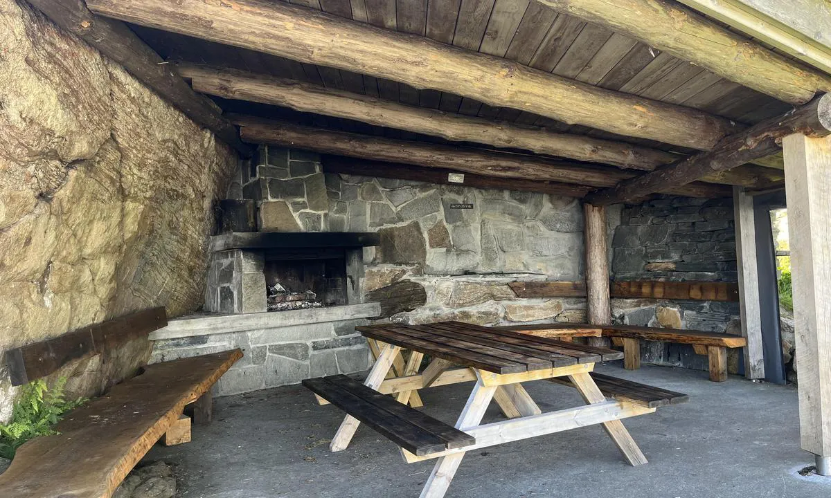 Farestadkilen: {"base": "no", "no": "Flott gapahaug med peis for kaldere dager.", "se": "Flott vindskydd med eldstad f\u00f6r kallare dagar.", "en": "Great lean-to with a fireplace for colder days.", "da": "Flot shelter med pejs til koldere dage.", "fr": "Magnifique abri avec chemin\u00e9e pour les jours plus froids.", "de": "Sch\u00f6ner Unterstand mit Kamin f\u00fcr k\u00e4ltere Tage.", "es": "Refugio estupendo con chimenea para los d\u00edas m\u00e1s fr\u00edos.", "it": "Ottimo capanno con camino per i giorni pi\u00f9 freddi.", "pt": "Cabana com lareira para dias mais frios.", "nl": "Geweldige overkapping met open haard voor koudere dagen.", "pl": "\u015awietna wiata z kominkiem na ch\u0142odniejsze dni.", "uk": "\u0427\u0443\u0434\u043e\u0432\u0438\u0439 \u043d\u0430\u0432\u0456\u0441 \u0437 \u043a\u0430\u043c\u0456\u043d\u043e\u043c \u0434\u043b\u044f \u0445\u043e\u043b\u043e\u0434\u043d\u0456\u0448\u0438\u0445 \u0434\u043d\u0456\u0432.", "ro": "Ad\u0103post minunat cu \u0219emineu pentru zile mai reci.", "tr": "So\u011fuk g\u00fcnler i\u00e7in \u015f\u00f6minesi olan harika bir a\u00e7\u0131k hava bar\u0131na\u011f\u0131.", "el": "\u03a5\u03c0\u03ad\u03c1\u03bf\u03c7\u03b7 \u03c5\u03c0\u03b1\u03af\u03b8\u03c1\u03b9\u03b1 \u03ba\u03b1\u03c4\u03b1\u03c3\u03ba\u03b5\u03c5\u03ae \u03bc\u03b5 \u03c4\u03b6\u03ac\u03ba\u03b9 \u03b3\u03b9\u03b1 \u03c4\u03b9\u03c2 \u03c0\u03b9\u03bf \u03ba\u03c1\u03cd\u03b5\u03c2 \u03b7\u03bc\u03ad\u03c1\u03b5\u03c2.", "cs": "Skv\u011bl\u00fd p\u0159\u00edst\u0159e\u0161ek s krbem pro chladn\u011bj\u0161\u00ed dny.", "hu": "Nagyszer\u0171 sz\u00e9lfog\u00f3 kandall\u00f3val a hidegebb napokra.", "fi": "Upea laavu, jossa on takka kylmempi\u00e4 p\u00e4ivi\u00e4 varten.", "bg": "\u0427\u0443\u0434\u0435\u0441\u0435\u043d \u0437\u0430\u0441\u043b\u043e\u043d \u0441 \u043a\u0430\u043c\u0438\u043d\u0430 \u0437\u0430 \u043f\u043e-\u0441\u0442\u0443\u0434\u0435\u043d\u0438\u0442\u0435 \u0434\u043d\u0438.", "sr": "Odli\u010dan zaklon sa kaminom za hladnije dane.", "et": "Suurep\u00e4rane varjualune kaminaga k\u00fclmemateks p\u00e4evadeks.", "lv": "Lielisks lapene ar kam\u012bnu aukst\u0101k\u0101m dien\u0101m.", "lt": "Puikus pastog\u0117 su \u017eidiniu v\u0117sesn\u0117ms dienoms."}