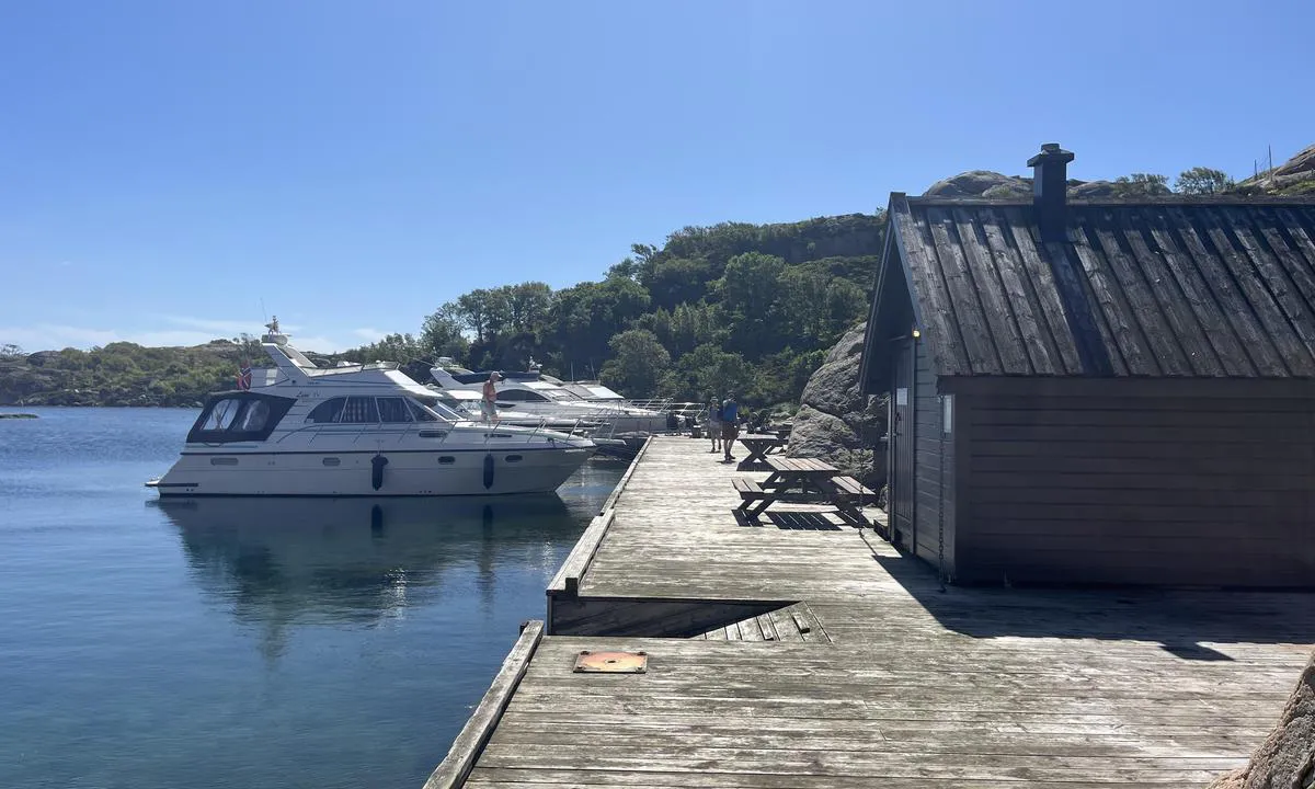 Farestadkilen: {"base": "no", "no": "Fantastisk flott uthavn. Godt vedlikeholdt.", "se": "Fantastisk fin naturhamn. V\u00e4l underh\u00e5llen.", "en": "Fantastic beautiful anchorage. Well maintained.", "da": "Fantastisk flot uthavn. Godt vedligeholdt.", "fr": "Mouillage fantastique. Bien entretenu.", "de": "Fantastischer sch\u00f6ner Au\u00dfenhafen. Gut gepflegt.", "es": "Puerto maravilloso. Bien mantenido.", "it": "Fantastico porto naturale. Ben mantenuto.", "pt": "Fant\u00e1stico porto externo. Bem conservado.", "nl": "Fantastisch mooie buitenhaven. Goed onderhouden.", "pl": "Fantastyczna pi\u0119kna przysta\u0144. Dobrze utrzymana.", "uk": "\u0424\u0430\u043d\u0442\u0430\u0441\u0442\u0438\u0447\u043d\u043e \u043a\u0440\u0430\u0441\u0438\u0432\u0435 \u043f\u0440\u0438\u0440\u043e\u0434\u043d\u0435 \u0443\u043a\u0440\u0438\u0442\u0442\u044f. \u0414\u043e\u0431\u0440\u0435 \u043f\u0456\u0434\u0442\u0440\u0438\u043c\u0443\u0454\u0442\u044c\u0441\u044f.", "ro": "Fantastic port natural. Bine \u00eentre\u021binut.", "tr": "Muhte\u015fem bir harici liman. \u0130yi bak\u0131ml\u0131.", "el": "\u03a6\u03b1\u03bd\u03c4\u03b1\u03c3\u03c4\u03b9\u03ba\u03cc \u03cc\u03bc\u03bf\u03c1\u03c6\u03bf \u03ba\u03b1\u03c4\u03b1\u03c6\u03cd\u03b3\u03b9\u03bf. \u039a\u03b1\u03bb\u03ac \u03c3\u03c5\u03bd\u03c4\u03b7\u03c1\u03b7\u03bc\u03ad\u03bd\u03bf.", "cs": "Fantastick\u00fd kr\u00e1sn\u00fd p\u0159\u00edstav. Dob\u0159e udr\u017eovan\u00fd.", "hu": "Fantasztikusan sz\u00e9p kik\u00f6t\u0151. J\u00f3l karbantartott.", "fi": "Erinomainen hieno luonnonsatama. Hyvin yll\u00e4pidetty.", "bg": "\u0424\u0430\u043d\u0442\u0430\u0441\u0442\u0438\u0447\u043d\u043e \u043a\u0440\u0430\u0441\u0438\u0432\u043e \u043f\u0440\u0438\u0441\u0442\u0430\u043d\u0438\u0449\u0435. \u0414\u043e\u0431\u0440\u0435 \u043f\u043e\u0434\u0434\u044a\u0440\u0436\u0430\u043d\u043e.", "sr": "\u0424\u0430\u043d\u0442\u0430\u0441\u0442\u0438\u0447\u043d\u0430 \u043b\u0435\u043f\u0430 \u043b\u0443\u043a\u0430. \u0414\u043e\u0431\u0440\u043e \u043e\u0434\u0440\u0436\u0430\u0432\u0430\u043d\u0430.", "et": "Fantastiline ilus sadam. H\u00e4sti hooldatud.", "lv": "Fantastiska skaista patv\u0113ruma osta. Labi uztur\u0113ta.", "lt": "Fantasti\u0161kai gra\u017eus i\u0161orini uostas. Gerai pri\u017ei\u016br\u0117tas."}