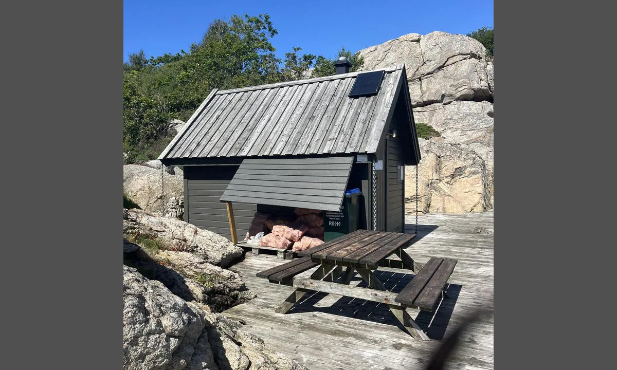 Farestadkilen: Et lite bygg på brygga inneholder toalett som var veldig bra.Man kan også få kjøpt vedsekker her for pr.dags dato koster 150,- pr sekk og betales med Vipps.