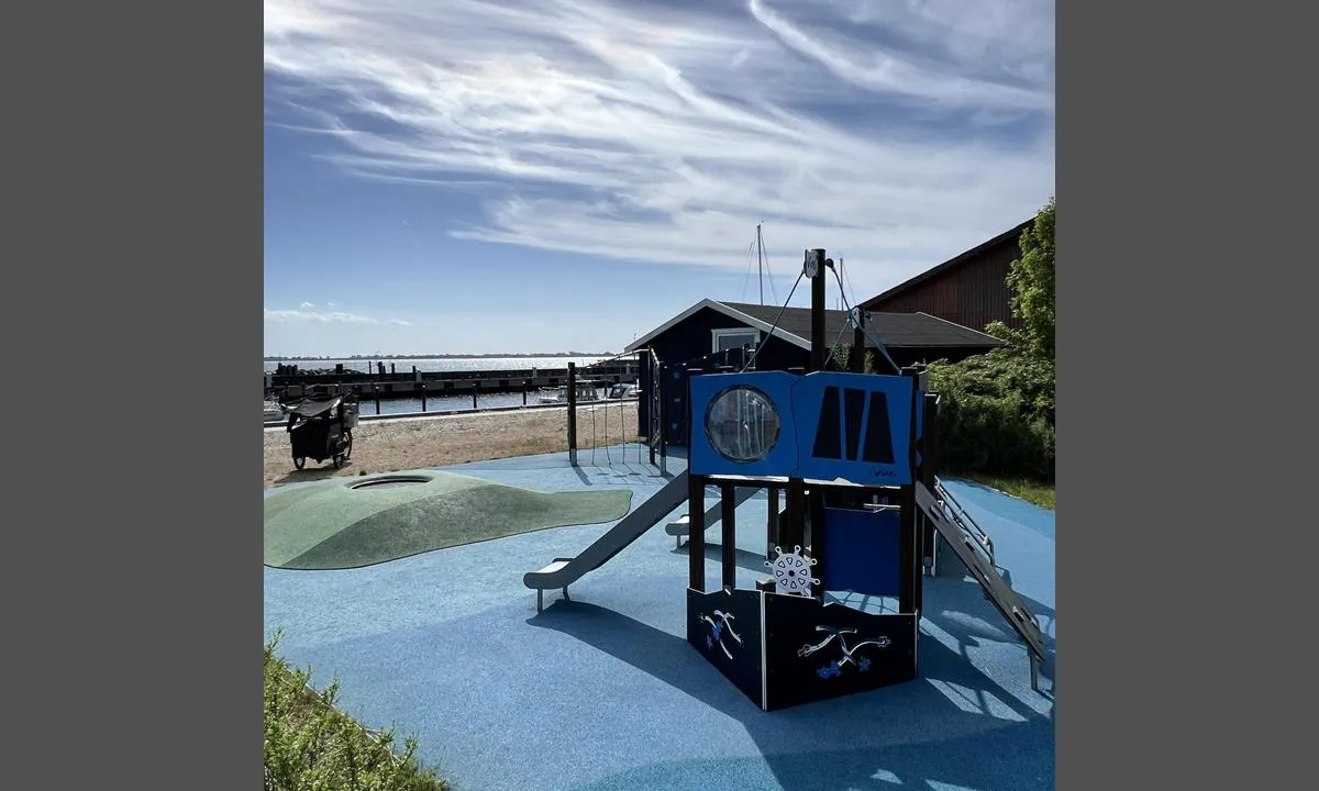 Femø Havn: {"base": "se", "no": "Lekeplassen ved havnen", "se": "Lekplatsen vid hamnen", "en": "The playground by the harbour", "da": "Legepladsen ved havnen", "fr": "Le terrain de jeux au port", "de": "Spielplatz am Hafen", "es": "El \u00e1rea de juegos en el puerto", "it": "Parco giochi presso il porto", "pt": "O parque infantil no porto", "nl": "De speeltuin bij de haven", "pl": "Plac zabaw przy porcie", "uk": "\u0406\u0433\u0440\u043e\u0432\u0438\u0439 \u043c\u0430\u0439\u0434\u0430\u043d\u0447\u0438\u043a \u043f\u0440\u0438 \u0433\u0430\u0432\u0430\u043d\u0456", "ro": "Locul de joac\u0103 de l\u00e2ng\u0103 port", "tr": "Liman yan\u0131ndaki oyun alan\u0131", "el": "\u03a0\u03b1\u03b9\u03b4\u03b9\u03ba\u03ae \u03c7\u03b1\u03c1\u03ac \u03c3\u03c4\u03bf \u03bb\u03b9\u03bc\u03ac\u03bd\u03b9", "cs": "H\u0159i\u0161t\u011b u p\u0159\u00edstavu", "hu": "J\u00e1tsz\u00f3t\u00e9r a kik\u00f6t\u0151n\u00e9l", "fi": "Leikkipaikka satamassa", "bg": "\u0414\u0435\u0442\u0441\u043a\u0430 \u043f\u043b\u043e\u0449\u0430\u0434\u043a\u0430 \u043f\u0440\u0438 \u043f\u0440\u0438\u0441\u0442\u0430\u043d\u0438\u0449\u0435\u0442\u043e", "sr": "De\u010dije igrali\u0161te u luci", "et": "M\u00e4nguv\u00e4ljak sadamas", "lv": "Rot\u0101 laukums pie ostas", "lt": "\u017daidim\u0173 aik\u0161tel\u0117 prie uosto"}