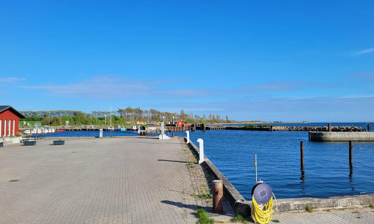 Femø Havn: {"base": "de", "no": "Inngang, bensinstasjon og gammel havnebasseng (2 meter)", "se": "Inlopp, bensinstation och gammal hamnbass\u00e4ng (2 meter)", "en": "Entrance, fuel station and old harbor basin (2 meters)", "da": "Indsejling, tankstation og gammel havnebassin (2 meter)", "fr": "Entr\u00e9e, station-service et ancien bassin portuaire (2 m\u00e8tres)", "de": "Einfahrt, Tankstelle und altes Hafenbecken (2 Meter)", "es": "Entrada, gasolinera y muelle viejo (2 metros)", "it": "Ingresso, stazione di benzina e vecchio bacino portuale (2 metri)", "pt": "Entrada, posto de combust\u00edvel e antigo cais (2 metros)", "nl": "Ingang, tankstation en oude havenbekken (2 meter)", "pl": "Wej\u015bcie, stacja benzynowa i stara przysta\u0144 (2 metry)", "uk": "\u0412\u0445\u0456\u0434, \u0437\u0430\u043f\u0440\u0430\u0432\u043a\u0430 \u0442\u0430 \u0441\u0442\u0430\u0440\u0438\u0439 \u0431\u0430\u0441\u0435\u0439\u043d \u0433\u0430\u0432\u0430\u043d\u0438 (2 \u043c\u0435\u0442\u0440\u0438)", "ro": "Intrare, sta\u021bie de alimentare \u0219i vechiul bazin portuar (2 metri)", "tr": "Limana giri\u015f, akaryak\u0131t istasyonu ve eski liman havuzunun oldu\u011fu alan (2 metre)", "el": "\u0395\u03af\u03c3\u03bf\u03b4\u03bf\u03c2, \u03b2\u03b5\u03bd\u03b6\u03b9\u03bd\u03ac\u03b4\u03b9\u03ba\u03bf \u03ba\u03b1\u03b9 \u03c0\u03b1\u03bb\u03b9\u03ae \u03bb\u03b9\u03bc\u03b5\u03bd\u03bf\u03bb\u03b5\u03ba\u03ac\u03bd\u03b7 (2 \u03bc\u03ad\u03c4\u03c1\u03b1)", "cs": "Vjezd, \u010derpac\u00ed stanice a star\u00fd p\u0159\u00edstavn\u00ed baz\u00e9n (2 metry)", "hu": "Behajt\u00e1s, benzink\u00fat \u00e9s r\u00e9gi medence (2 m\u00e9ter)", "fi": "Sis\u00e4\u00e4najo, polttoainelaituri ja vanha satama-allas (2 metri\u00e4)", "bg": "\u0412\u0445\u043e\u0434, \u0431\u0435\u043d\u0437\u0438\u043d\u043e\u0441\u0442\u0430\u043d\u0446\u0438\u044f \u0438 \u0441\u0442\u0430\u0440\u043e \u043f\u0440\u0438\u0441\u0442\u0430\u043d\u0438\u0449\u043d\u043e \u0435\u0437\u0435\u0440\u043e (2 \u043c\u0435\u0442\u0440\u0430)", "sr": "\u0423\u043b\u0430\u0437, \u0431\u0435\u043d\u0437\u0438\u043d\u0441\u043a\u0430 \u043f\u0443\u043c\u043f\u0430 \u0438 \u0441\u0442\u0430\u0440\u0438 \u0434\u043e\u043a (2 \u043c\u0435\u0442\u0440\u0430)", "et": "Sisses\u00f5it, tankla ja vana sadama bassein (2 meetrit)", "lv": "Iebrauk\u0161ana, degvielas uzpildes stacija un vecais ostas baseins (2 metri)", "lt": "\u012eplaukimas, degalin\u0117 ir senasis uosto baseinas (2 metrai)"}