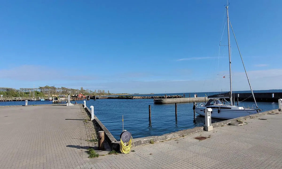 Femø Havn: {"base": "de", "no": "Oversikt over hele havnen.", "se": "\u00d6versikt \u00f6ver hela hamnen.", "en": "Overview of the entire harbor.", "da": "Overblik over hele havnen.", "fr": "Vue g\u00e9n\u00e9rale du port.", "de": "\u00dcberblick Gesamthafen.", "es": "Vista general del puerto completo.", "it": "Panoramica del porto complessivo.", "pt": "Vis\u00e3o Geral do Porto Completo.", "nl": "Overzicht volledige haven.", "pl": "Przegl\u0105d ca\u0142ego portu.", "uk": "\u041e\u0433\u043b\u044f\u0434 \u0437\u0430\u0433\u0430\u043b\u044c\u043d\u043e\u0457 \u0433\u0430\u0432\u0430\u043d\u0456.", "ro": "Privire de ansamblu asupra \u00eentregului port.", "tr": "Genel limana genel bak\u0131\u015f.", "el": "\u0395\u03c0\u03b9\u03c3\u03ba\u03cc\u03c0\u03b7\u03c3\u03b7 \u03c3\u03c5\u03bd\u03bf\u03bb\u03b9\u03ba\u03bf\u03cd \u03bb\u03b9\u03bc\u03ad\u03bd\u03b1.", "cs": "P\u0159ehled cel\u00e9ho p\u0159\u00edstavu.", "hu": "\u00c1ttekint\u00e9s a teljes kik\u00f6t\u0151r\u0151l.", "fi": "Yleiskatsaus koko satamasta.", "bg": "\u041f\u0440\u0435\u0433\u043b\u0435\u0434 \u043d\u0430 \u0446\u0435\u043b\u0438\u044f \u043f\u0440\u0438\u0441\u0442\u0430\u043d\u0438\u0449\u0435\u043d \u043a\u043e\u043c\u043f\u043b\u0435\u043a\u0441.", "sr": "\u041f\u0440\u0435\u0433\u043b\u0435\u0434 \u0446\u0435\u043b\u0435 \u043b\u0443\u043a\u0435.", "et": "\u00dclevaade kogu sadamast.", "lv": "P\u0101rskats par visu ostu.", "lt": "Ap\u017evalga viso uosto."}