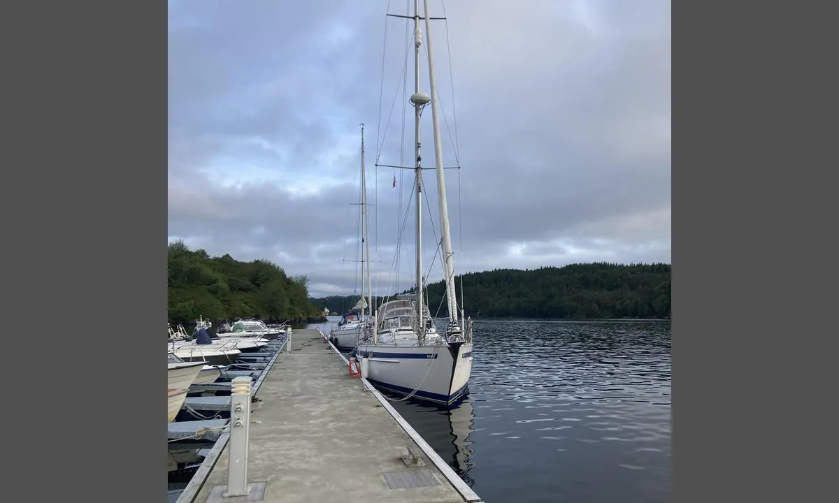 Feste: {"base": "en", "no": "Flytebrygga med plass til kanskje 4 seilb\u00e5ter, avhengig av st\u00f8rrelse", "se": "Den flytande bryggan med plats f\u00f6r kanske 4 segelb\u00e5tar, beroende p\u00e5 storlek", "en": "The floating dock with space for maybe 4 sailing yachts, depending on size", "da": "Flydebroen med plads til m\u00e5ske 4 sejlb\u00e5de, afh\u00e6ngig af st\u00f8rrelse", "fr": "Le quai flottant avec de la place pour peut-\u00eatre 4 yachts \u00e0 voile, selon leur taille", "de": "Der Schwimmsteg bietet Platz f\u00fcr vielleicht 4 Segelyachten, je nach Gr\u00f6\u00dfe", "es": "El muelle flotante con espacio para quiz\u00e1s 4 veleros, dependiendo del tama\u00f1o", "it": "Il molo galleggiante con spazio per forse 4 yacht a vela, a seconda delle dimensioni", "pt": "A doca flutuante com espa\u00e7o para talvez 4 veleiros, dependendo do tamanho", "nl": "De drijvende steiger met ruimte voor misschien 4 zeiljachten, afhankelijk van de grootte", "pl": "P\u0142ywaj\u0105cy dok z miejscem mo\u017ce dla 4 jacht\u00f3w \u017caglowych, w zale\u017cno\u015bci od ich wielko\u015bci", "uk": "\u041f\u043b\u0430\u0432\u0443\u0447\u0438\u0439 \u043f\u0440\u0438\u0447\u0430\u043b \u0437 \u043c\u0456\u0441\u0446\u0435\u043c \u0434\u043b\u044f, \u043c\u043e\u0436\u043b\u0438\u0432\u043e, 4 \u044f\u0445\u0442 \u043f\u0456\u0434 \u0432\u0456\u0442\u0440\u0438\u043b\u043e\u043c, \u0437\u0430\u043b\u0435\u0436\u043d\u043e \u0432\u0456\u0434 \u0440\u043e\u0437\u043c\u0456\u0440\u0443", "ro": "Doca plutitoare cu spa\u021biu pentru poate 4 iahturi cu vele, \u00een func\u021bie de dimensiune", "tr": "Y\u00fczer iskele, boyuta ba\u011fl\u0131 olarak yakla\u015f\u0131k 4 yelkenli yat i\u00e7in yer sa\u011flar", "el": "\u0397 \u03c0\u03bb\u03c9\u03c4\u03ae \u03b1\u03c0\u03bf\u03b2\u03ac\u03b8\u03c1\u03b1 \u03bc\u03b5 \u03c7\u03ce\u03c1\u03bf \u03b3\u03b9\u03b1 \u03af\u03c3\u03c9\u03c2 4 \u03b9\u03c3\u03c4\u03b9\u03bf\u03c0\u03bb\u03bf\u03ca\u03ba\u03ac \u03c3\u03ba\u03ac\u03c6\u03b7, \u03b1\u03bd\u03ac\u03bb\u03bf\u03b3\u03b1 \u03bc\u03b5 \u03c4\u03bf \u03bc\u03ad\u03b3\u03b5\u03b8\u03bf\u03c2", "cs": "Plovouc\u00ed molo s m\u00edstem pro mo\u017en\u00e1 4 plachetnice, v z\u00e1vislosti na velikosti", "hu": "A <i>lebeg\u0151 dokk</i>, amely tal\u00e1n 4 vitorl\u00e1s jacht elhelyez\u00e9s\u00e9re alkalmas, m\u00e9rett\u0151l f\u00fcgg\u0151en", "fi": "Uiva laituri, johon mahtuu ehk\u00e4 4 purjevenett\u00e4, koosta riippuen", "bg": "\u041f\u043b\u0430\u0432\u0430\u0449\u0438\u044f\u0442 \u0434\u043e\u043a \u0441 \u043c\u044f\u0441\u0442\u043e \u0437\u0430 \u0432\u0435\u0440\u043e\u044f\u0442\u043d\u043e 4 \u0432\u0435\u0442\u0440\u043e\u0445\u043e\u0434\u043d\u0438 \u044f\u0445\u0442\u0438, \u0432 \u0437\u0430\u0432\u0438\u0441\u0438\u043c\u043e\u0441\u0442 \u043e\u0442 \u0440\u0430\u0437\u043c\u0435\u0440\u0430", "sr": "Plutaju\u0107i dok sa prostorom za mo\u017eda 4 jedrilice, u zavisnosti od veli\u010dine", "et": "Ujuvkai, millel on ruumi v\u00f5ib-olla 4 purjejahile, s\u00f5ltuvalt suurusest", "lv": "Peldo\u0161ais doks ar vietu varb\u016bt 4 bur\u0101\u0161anas jaht\u0101m, atkar\u012bb\u0101 no lieluma", "lt": "Pl\u016bduriuojanti prieplauka, \u012f kuri\u0105 gali tilpti galb\u016bt 4 buriniai jachtos, priklausomai nuo dyd\u017eio"}