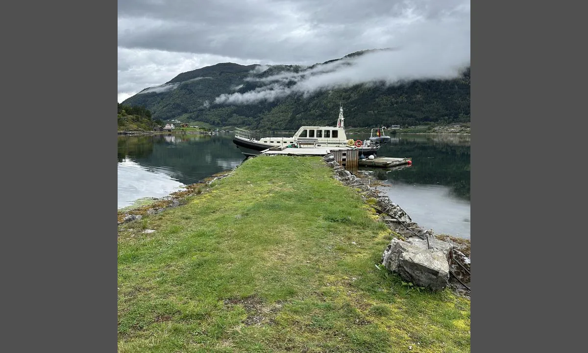Fimreite: {"base": "en", "no": "Du kan fort\u00f8ye og kj\u00f8pe meget smakfull cider i en G\u00e5rdsbutikk (Odelsgut). Dette kan leveres direkte til b\u00e5ten. Du kan be om \u00e5 overnatte.", "se": "Du kan f\u00f6rt\u00f6ja och k\u00f6pa mycket smakrik cider p\u00e5 en g\u00e5rdsbutik (Odelsgut). Detta kan levereras direkt till b\u00e5ten. Du kan be om att f\u00e5 stanna \u00f6ver natten.", "en": "You can moor and buy very tasteful cider at a Farmshop (Odelsgut). This can be delivered direct to the boat. You can ask to stay over night.", "da": "Du kan l\u00e6gge til og k\u00f8be meget velsmagende cider i en g\u00e5rdbutik (Odelsgut). Dette kan leveres direkte til b\u00e5den. Du kan bede om at overnatte.", "fr": "Vous pouvez amarrer et acheter du cidre tr\u00e8s savoureux dans une boutique \u00e0 la ferme (Odelsgut). Celui-ci peut \u00eatre livr\u00e9 directement au bateau. Vous pouvez demander \u00e0 rester pour la nuit.", "de": "Sie k\u00f6nnen festmachen und sehr geschmackvollen Cider in einem Hofladen (Odelsgut) kaufen. Dieser kann direkt zum Boot geliefert werden. Sie k\u00f6nnen nach einer \u00dcbernachtungsm\u00f6glichkeit fragen.", "es": "Puedes amarrar y comprar sidra muy sabrosa en una tienda de granja (Odelsgut). Esta puede ser entregada directamente al barco. Puedes pedir quedarte a pasar la noche.", "it": "Puoi ormeggiare e acquistare un sidro molto gustoso presso una Farmshop (Odelsgut). Questo pu\u00f2 essere consegnato direttamente sulla barca. Puoi chiedere di pernottare.", "pt": "Voc\u00ea pode atracar e comprar cidra de muito saborosa em uma loja rural (Odelsgut). Esta pode ser entregue diretamente ao barco. Voc\u00ea pode pedir para passar a noite.", "nl": "U kunt afmeren en zeer smaakvolle cider kopen bij een Boerderijwinkel (Odelsgut). Dit kan direct aan de boot geleverd worden. U kunt vragen om 's nachts te blijven.", "pl": "Mo\u017cna zacumowa\u0107 i kupi\u0107 bardzo smakowity cydr w sklepie farmowym (Odelsgut). Mo\u017ce by\u0107 dostarczony bezpo\u015brednio na \u0142\u00f3d\u017a. Mo\u017cna poprosi\u0107 o nocleg.", "uk": "\u0412\u0438 \u043c\u043e\u0436\u0435\u0442\u0435 \u043f\u0440\u0438\u0448\u0432\u0430\u0440\u0442\u0443\u0432\u0430\u0442\u0438\u0441\u044f \u0442\u0430 \u043f\u0440\u0438\u0434\u0431\u0430\u0442\u0438 \u0434\u0443\u0436\u0435 \u0441\u043c\u0430\u0447\u043d\u0438\u0439 \u0441\u0438\u0434\u0440 \u0443 \u0444\u0435\u0440\u043c\u0435\u0440\u0441\u044c\u043a\u043e\u043c\u0443 \u043c\u0430\u0433\u0430\u0437\u0438\u043d\u0456 (Odelsgut). \u0426\u0435 \u043c\u043e\u0436\u043d\u0430 \u0434\u043e\u0441\u0442\u0430\u0432\u0438\u0442\u0438 \u043f\u0440\u044f\u043c\u043e \u043d\u0430 \u0431\u043e\u0440\u0442. \u0412\u0438 \u043c\u043e\u0436\u0435\u0442\u0435 \u043f\u043e\u043f\u0440\u043e\u0441\u0438\u0442\u0438\u0441\u044f \u0437\u0430\u043b\u0438\u0448\u0438\u0442\u0438\u0441\u044f \u043d\u0430 \u043d\u0456\u0447.", "ro": "Pute\u021bi acosta \u0219i cump\u0103ra cidru foarte gustos de la un magazin de ferm\u0103 (Odelsgut). Acesta poate fi livrat direct la barc\u0103. Pute\u021bi \u00eentreba dac\u0103 pute\u021bi r\u0103m\u00e2ne peste noapte.", "tr": "Farmshop (Odelsgut) adl\u0131 \u00e7iftlik d\u00fckkan\u0131nda demirleyebilir ve \u00e7ok lezzetli elma \u015farab\u0131 sat\u0131n alabilirsiniz. Bu do\u011frudan tekneye teslim edilebilir. Gece boyunca kalmak i\u00e7in izin isteyebilirsiniz.", "el": "\u039c\u03c0\u03bf\u03c1\u03b5\u03af\u03c4\u03b5 \u03bd\u03b1 \u03b4\u03ad\u03c3\u03b5\u03c4\u03b5 \u03ba\u03b1\u03b9 \u03bd\u03b1 \u03b1\u03b3\u03bf\u03c1\u03ac\u03c3\u03b5\u03c4\u03b5 \u03c0\u03bf\u03bb\u03cd \u03b3\u03b5\u03c5\u03c3\u03c4\u03b9\u03ba\u03cc \u03bc\u03b7\u03bb\u03af\u03c4\u03b7 \u03b1\u03c0\u03cc \u03c4\u03bf Farmshop (Odelsgut). \u0391\u03c5\u03c4\u03cc\u03c2 \u03bc\u03c0\u03bf\u03c1\u03b5\u03af \u03bd\u03b1 \u03c0\u03b1\u03c1\u03b1\u03b4\u03bf\u03b8\u03b5\u03af \u03b1\u03c0\u03b5\u03c5\u03b8\u03b5\u03af\u03b1\u03c2 \u03c3\u03c4\u03bf \u03c3\u03ba\u03ac\u03c6\u03bf\u03c2. \u039c\u03c0\u03bf\u03c1\u03b5\u03af\u03c4\u03b5 \u03bd\u03b1 \u03b6\u03b7\u03c4\u03ae\u03c3\u03b5\u03c4\u03b5 \u03bd\u03b1 \u03bc\u03b5\u03af\u03bd\u03b5\u03c4\u03b5 \u03c4\u03b7 \u03bd\u03cd\u03c7\u03c4\u03b1.", "cs": "M\u016f\u017eete se p\u0159iv\u00e1zat a zakoupit velice chutn\u00fd cider v Farmshopu (Odelsgut). Tento m\u016f\u017ee b\u00fdt dod\u00e1n p\u0159\u00edmo na lo\u010f. M\u016f\u017eete po\u017e\u00e1dat o p\u0159enocov\u00e1n\u00ed.", "hu": "A <em>Farmshop</em> (Odelsgut) k\u00f3stolhat finom cidert, amelyet k\u00f6zvetlen\u00fcl a haj\u00f3ra is sz\u00e1ll\u00edtanak. A kik\u00f6t\u0151ben is maradhat \u00e9jszak\u00e1ra.", "fi": "Voit kiinnitty\u00e4 ja ostaa eritt\u00e4in maukasta siideri\u00e4 maatilakaupasta (Odelsgut). T\u00e4m\u00e4 voidaan toimittaa suoraan veneeseen. Voit pyyt\u00e4\u00e4 y\u00f6py\u00e4.", "bg": "\u041c\u043e\u0436\u0435\u0442\u0435 \u0434\u0430 \u0448\u0432\u0430\u0440\u0442\u043e\u0432\u0430\u0442\u0435 \u0438 \u0434\u0430 \u043a\u0443\u043f\u0438\u0442\u0435 \u043c\u043d\u043e\u0433\u043e \u0432\u043a\u0443\u0441\u0435\u043d \u0441\u0430\u0439\u0434\u0435\u0440 \u043e\u0442 \u043c\u0430\u0433\u0430\u0437\u0438\u043d \u043d\u0430 \u0444\u0435\u0440\u043c\u0430 (Odelsgut). \u0422\u043e\u0432\u0430 \u043c\u043e\u0436\u0435 \u0434\u0430 \u0431\u044a\u0434\u0435 \u0434\u043e\u0441\u0442\u0430\u0432\u0435\u043d\u043e \u0434\u0438\u0440\u0435\u043a\u0442\u043d\u043e \u0434\u043e \u043b\u043e\u0434\u043a\u0430\u0442\u0430. \u041c\u043e\u0436\u0435\u0442\u0435 \u0434\u0430 \u043f\u043e\u0438\u0441\u043a\u0430\u0442\u0435 \u0434\u0430 \u043e\u0441\u0442\u0430\u043d\u0435\u0442\u0435 \u0437\u0430 \u043f\u0440\u0435\u0437 \u043d\u043e\u0449\u0442\u0430.", "sr": "Mo\u017eete privezati brod i kupiti vrlo ukusan jabukova\u010d u Farmshopu (Odelsgut). Ovo se mo\u017ee dostaviti direktno na brod. Mo\u017eete zatra\u017eiti da preno\u0107ite.", "et": "Sa saad sadamasse kinnituda ja osta v\u00e4ga maitsvat siidrit Talupoest (Odelsgut). See saab otse paati toimetatud. V\u00f5id k\u00fcsida, kas saad j\u00e4\u00e4da \u00f6\u00f6seks.", "lv": "J\u016bs varat piest\u0101t un ieg\u0101d\u0101ties \u013coti gar\u0161\u012bgu sidru Farmshop (Odelsgut). \u0160o var pieg\u0101d\u0101t tie\u0161i uz laivu. J\u016bs varat l\u016bgt at\u013cauju palikt pa nakti.", "lt": "Galite prisi\u0161vartuoti ir nusipirkti labai skanaus sidro Farmshop (Odelsgut). \u0160is gali b\u016bti pristatytas tiesiai \u012f valt\u012f. Galite papra\u0161yti pasilikti per nakt\u012f."}