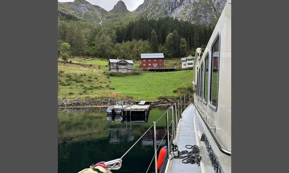 Finnabotn: {"base": "en", "no": "Kort brygge med dybde 2m", "se": "Kort brygga med djup 2m", "en": "Short jetty with depth 2m", "da": "Kort mole med dybde p\u00e5 2m", "fr": "Petite jet\u00e9e avec une profondeur de 2m", "de": "Kurzer Steg mit einer Tiefe von 2m", "es": "Muelle corto con profundidad de 2m", "it": "Ponte corto con profondit\u00e0 di 2m", "pt": "Cais curto com profundidade de 2m", "nl": "Korte steiger met diepte van 2m", "pl": "Kr\u00f3tka przysta\u0144 o g\u0142\u0119boko\u015bci 2m", "uk": "\u041a\u043e\u0440\u043e\u0442\u043a\u0438\u0439 \u043f\u0456\u0440\u0441 \u0437 \u0433\u043b\u0438\u0431\u0438\u043d\u043e\u044e 2 \u043c", "ro": "Debarcader scurt cu ad\u00e2ncime de 2m", "tr": "K\u0131sa iskele, derinlik 2m", "el": "\u039c\u03b9\u03ba\u03c1\u03ae \u03c0\u03c1\u03bf\u03b2\u03bb\u03ae\u03c4\u03b1 \u03bc\u03b5 \u03b2\u03ac\u03b8\u03bf\u03c2 2\u03bc", "cs": "Kr\u00e1tk\u00e9 molo s hloubkou 2m", "hu": "R\u00f6vid m\u00f3l\u00f3 2m m\u00e9lys\u00e9ggel", "fi": "Lyhyt laituri, syvyys 2 m", "bg": "\u041a\u044a\u0441\u043e \u043f\u0440\u0438\u0441\u0442\u0430\u043d\u0438\u0449\u0435 \u0441 \u0434\u044a\u043b\u0431\u043e\u0447\u0438\u043d\u0430 2\u043c", "sr": "Kratki gat sa dubinom od 2m", "et": "L\u00fchike kai s\u00fcgavusega 2m", "lv": "\u012asa piest\u0101tne ar dzi\u013cumu 2m", "lt": "Trumpas molas su 2m gylio"}